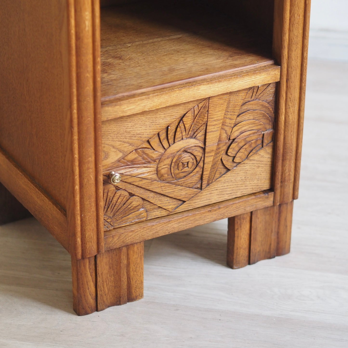 EPOCHE 1930 - Art Déco Nachttisch mit roter Marmorplatte und Innenfach