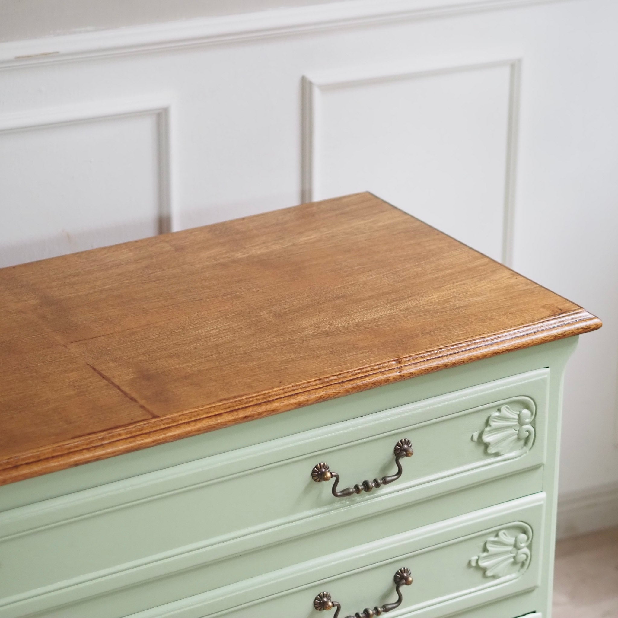 EPOCHE 1920 - Französische Landhaus Kommode patiniert in mintgrün - Louis XV Stil
