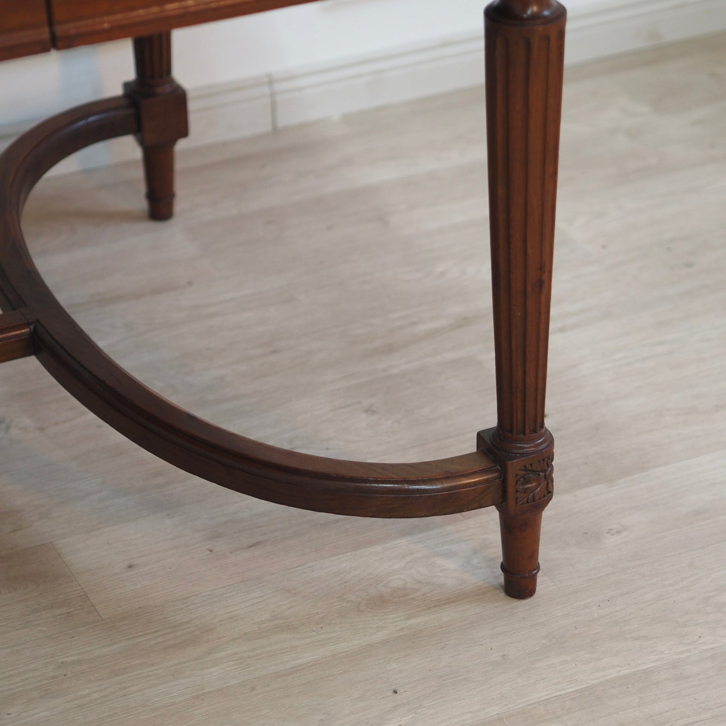 EPOCHE 1890 - Imposanter Mahagoni Schreibtisch mit grünem Leder - Louis Seize Stil