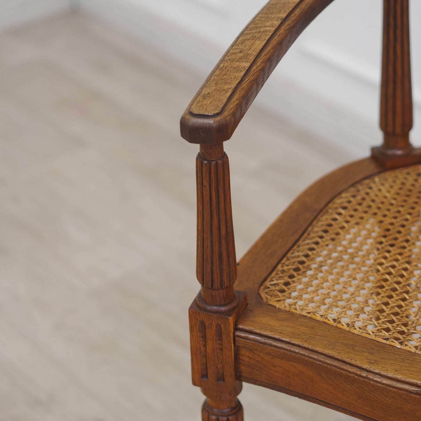 EPOCHE 1890 - Armlehnstuhl mit Wiener Geflecht, Gründerzeit Korbstuhl Herrenzimmer