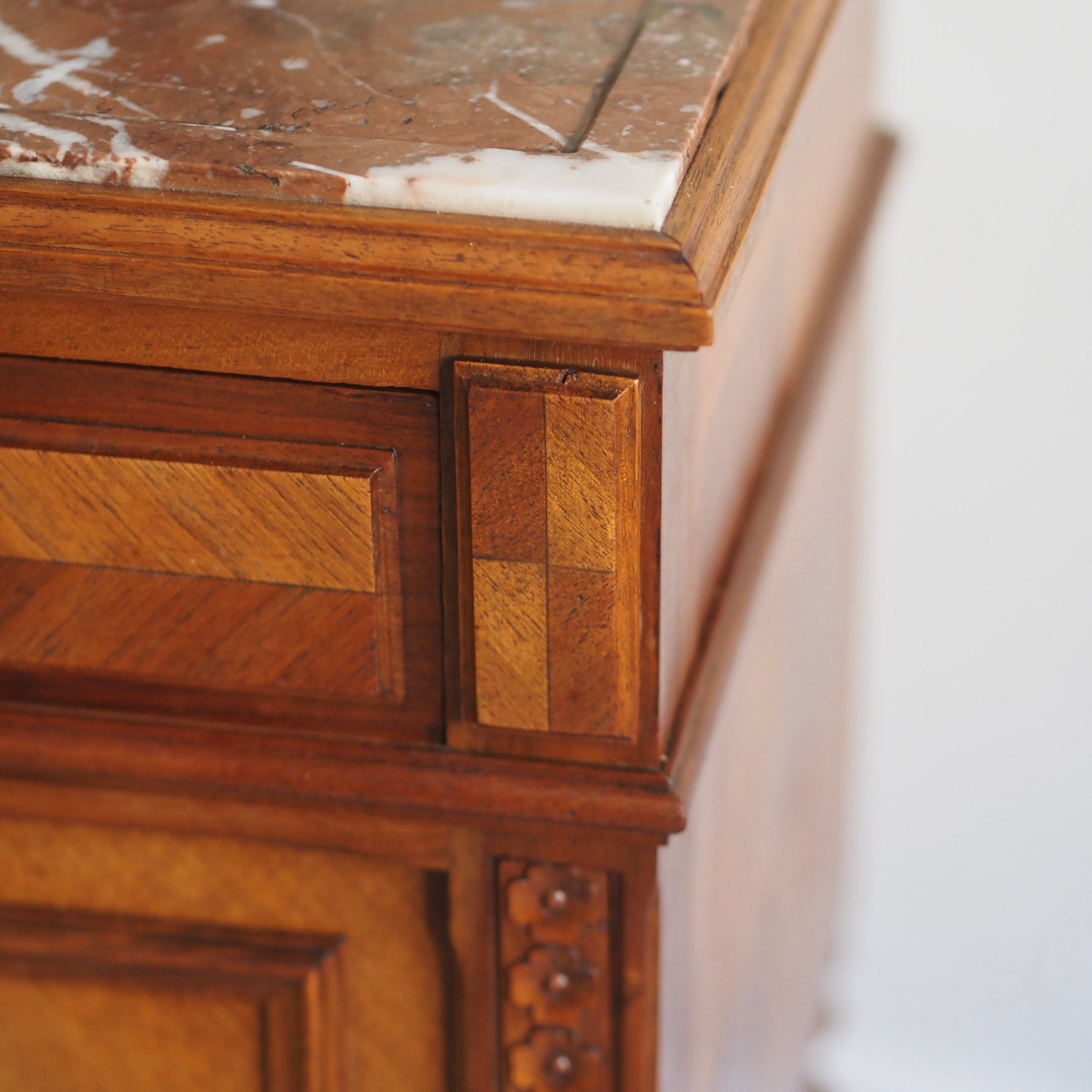 EPOCHE 1890 - Antiker Nachtschrank mit Marmorplatte und Marmorauskleidung - Gründerzeit