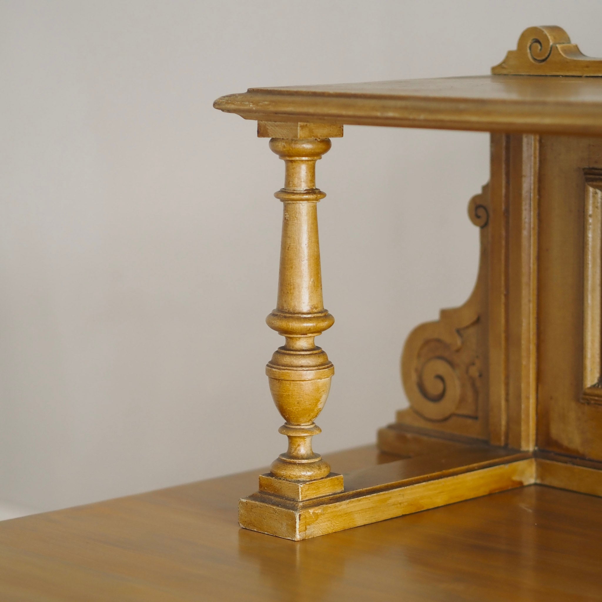 Gründerzeit Schrank mit Aufsatz um 1900