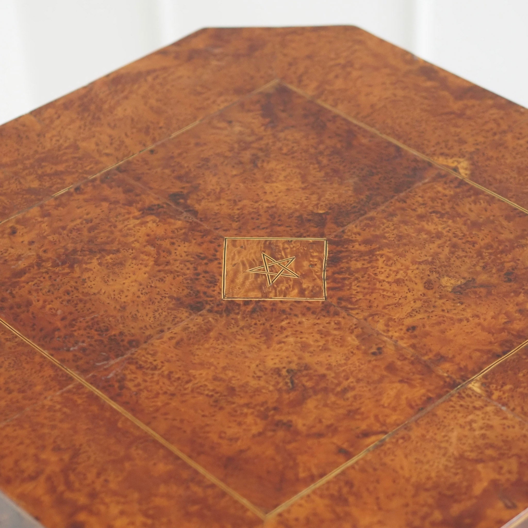 EPOCHE 1920 - Art Déco Beistelltisch mit Sternintarsie aus Frankreich