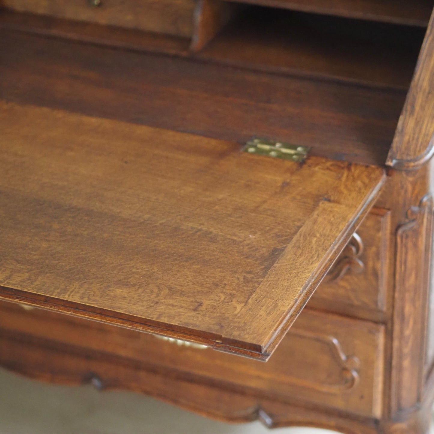 EPOCHE 1920 - Großer Sekretär im Barock-Stil aus Frankreich