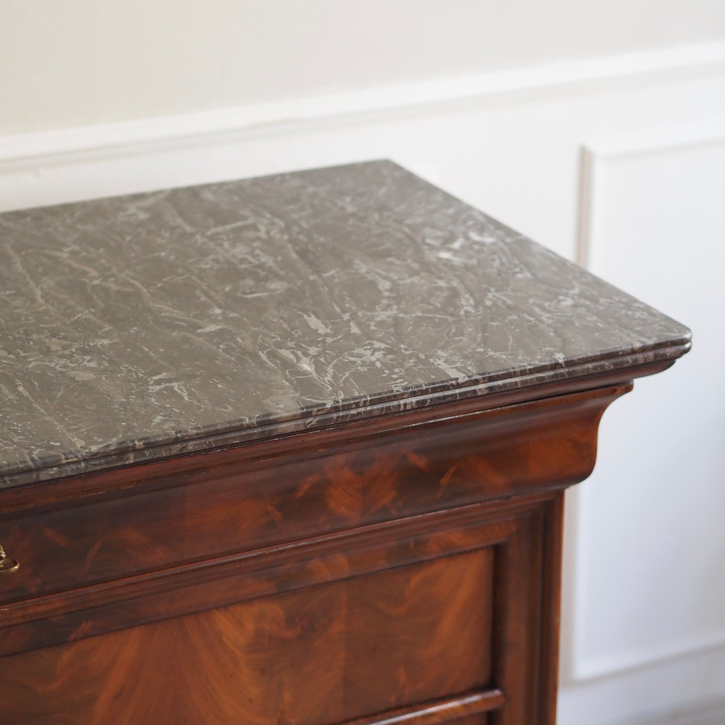 EPOCHE 1850 - Französische Kommode mit schwarzem Marmor - Louis-Philippe, Mahagoni