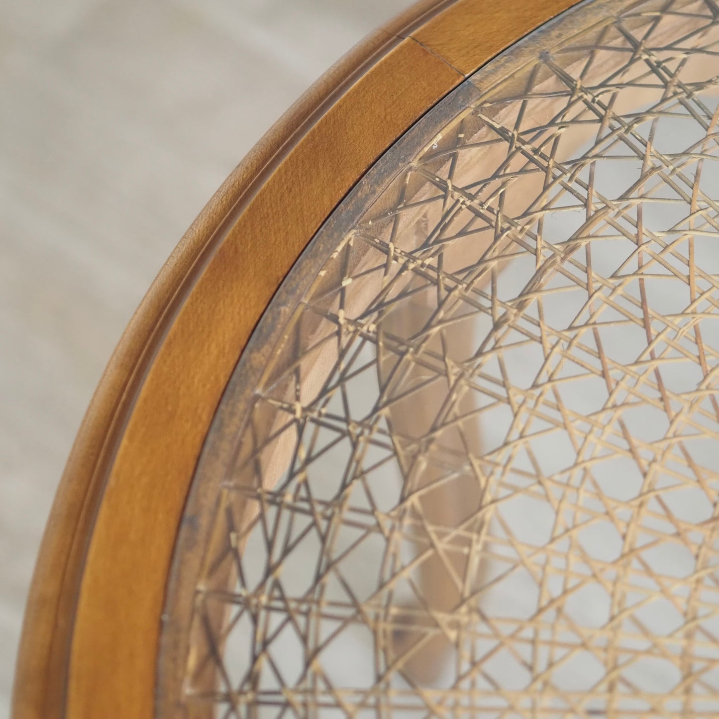 EPOCHE 1950 - Couchtisch mit Wiener Geflecht und Glasplatte, Chippendale Beistelltisch