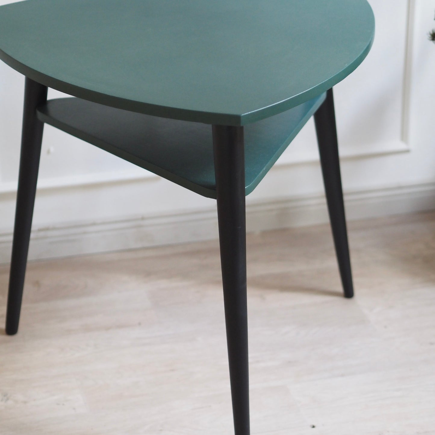 EPOCHE 1960 - Dreieckiger Mid Century Tisch in Grün Schwarz mit Ablage, Skandinavisch