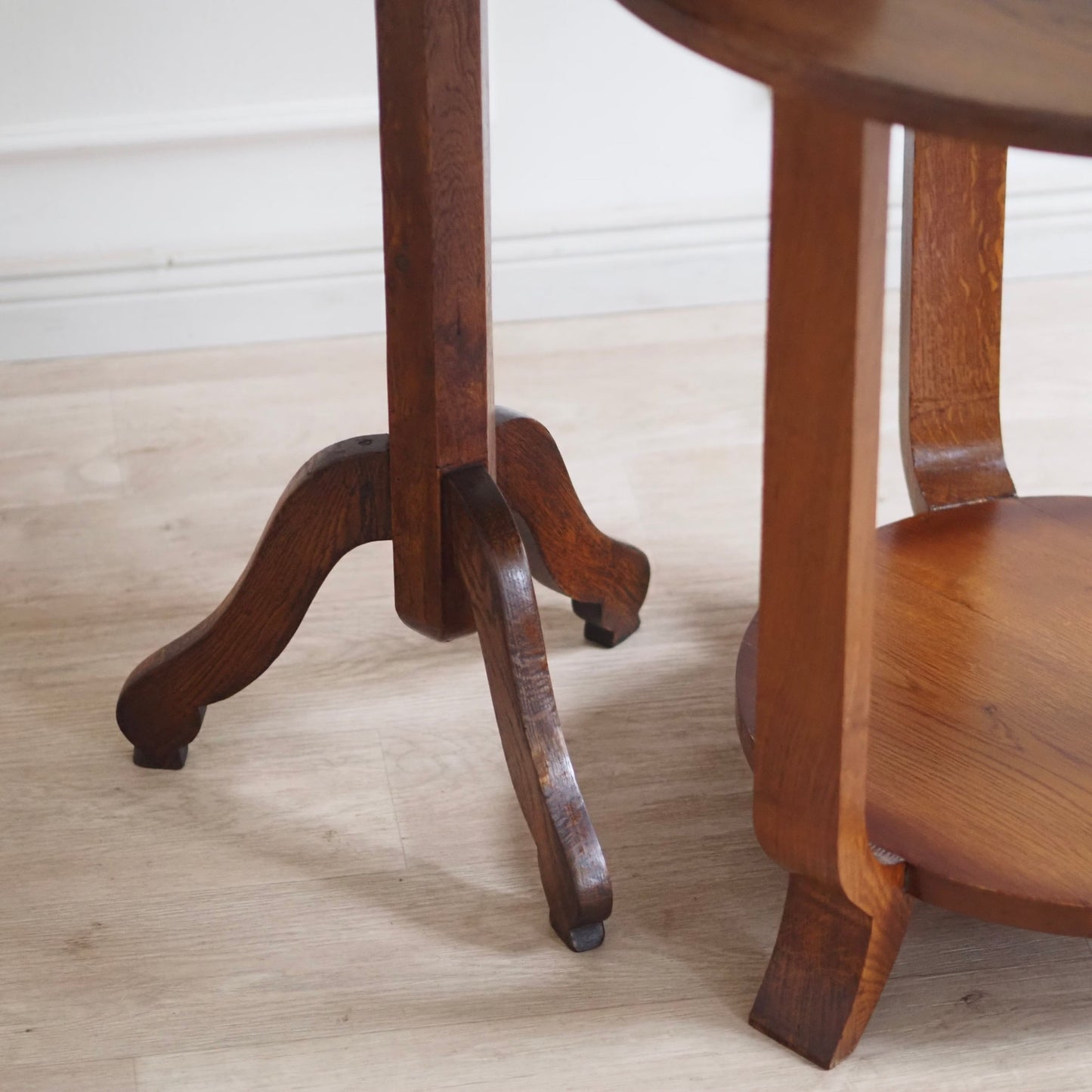 EPOCHE 1900 - Antiker Beistelltisch auf drei geschwungenen Beinen, Säulentisch