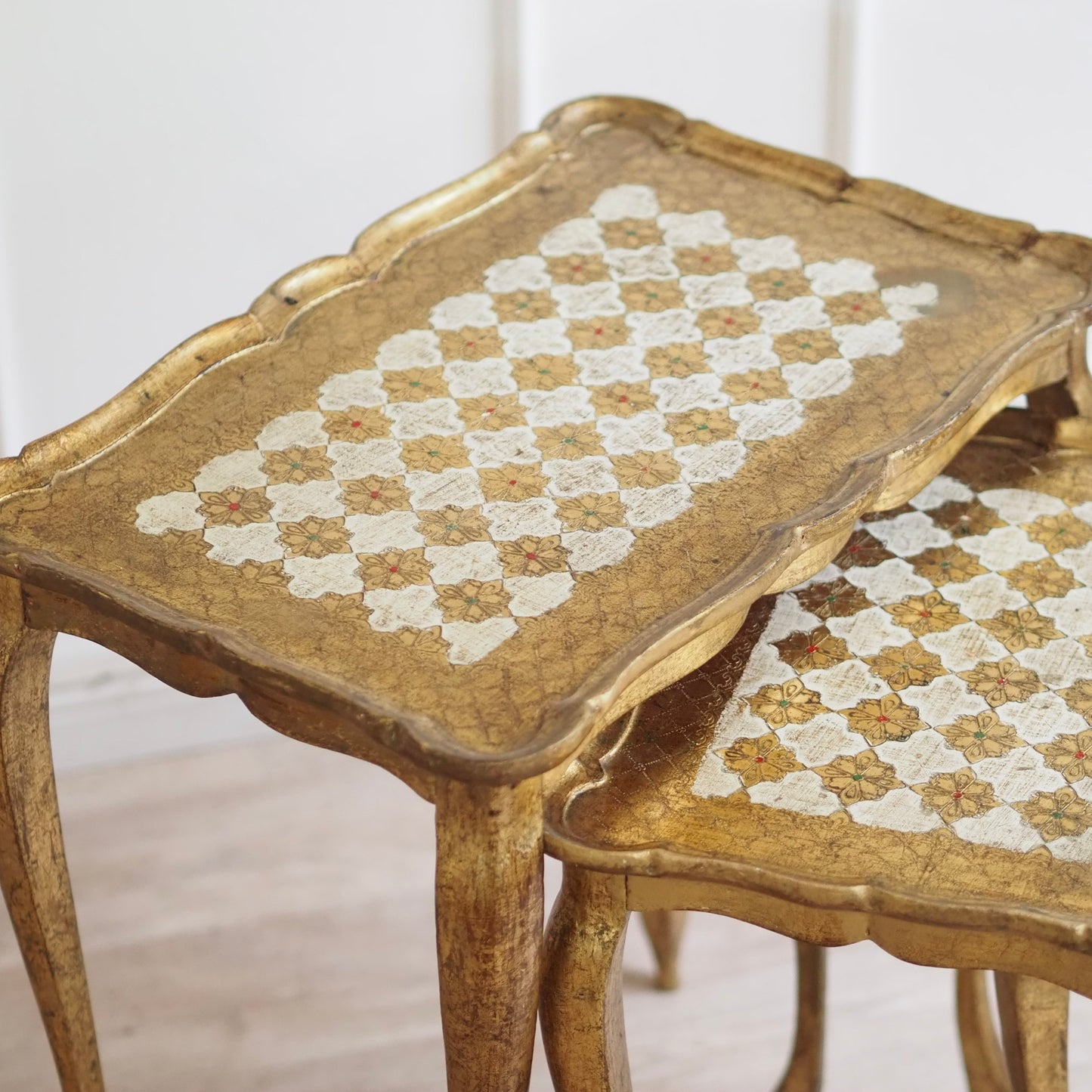 Handbemalte Italienische Vintage Satztische Florentiner Stil, Beistelltisch Set Gold