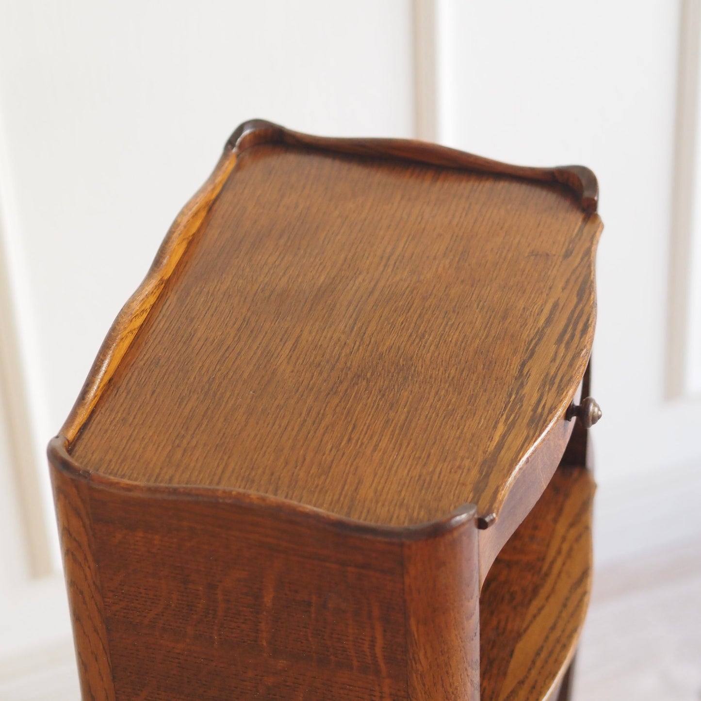 EPOCHE 1930 - Filigraner französischer Nachttisch aus Eiche, Louis XV