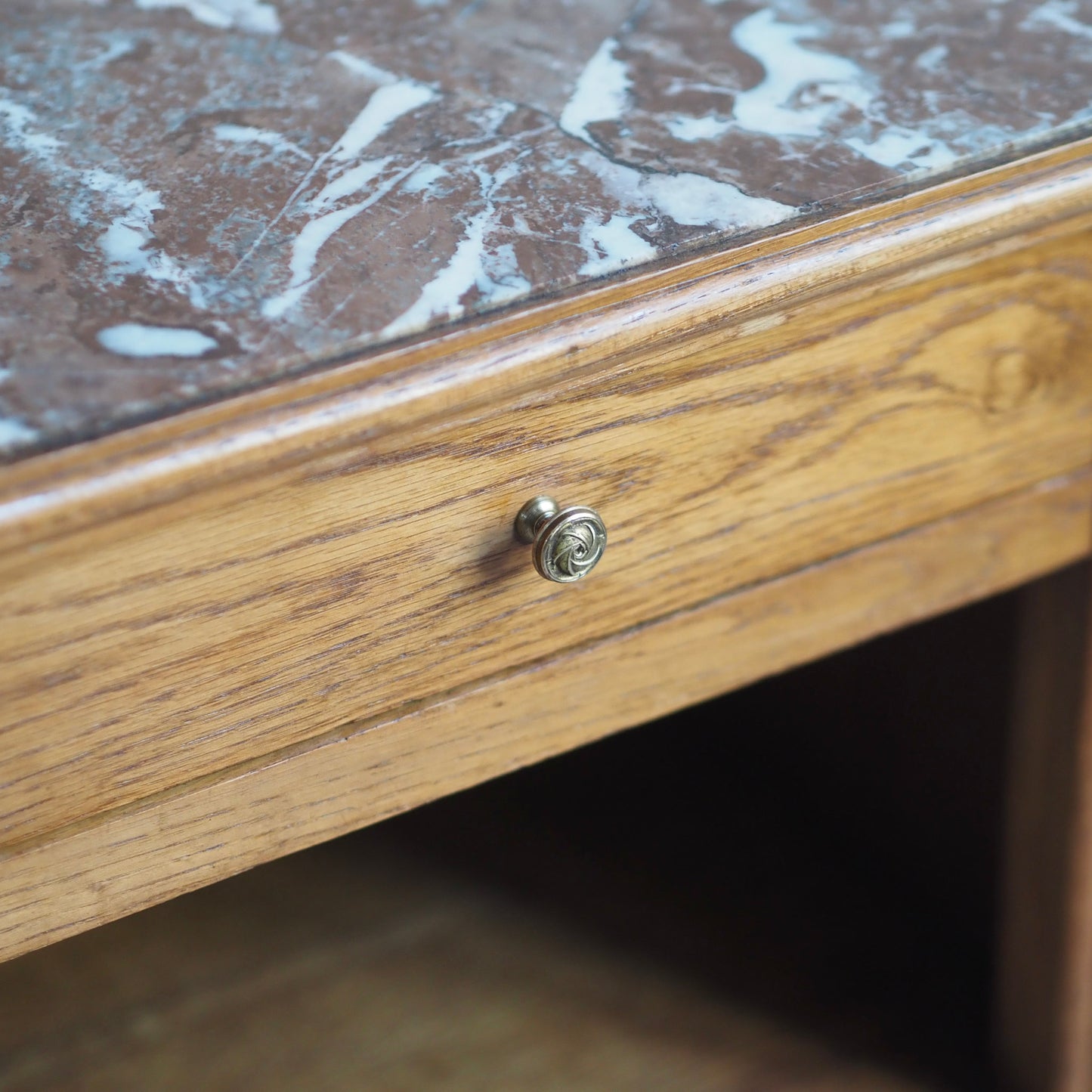 EPOCHE 1930 - Art Déco Nachttisch mit roter Marmorplatte und Innenfach