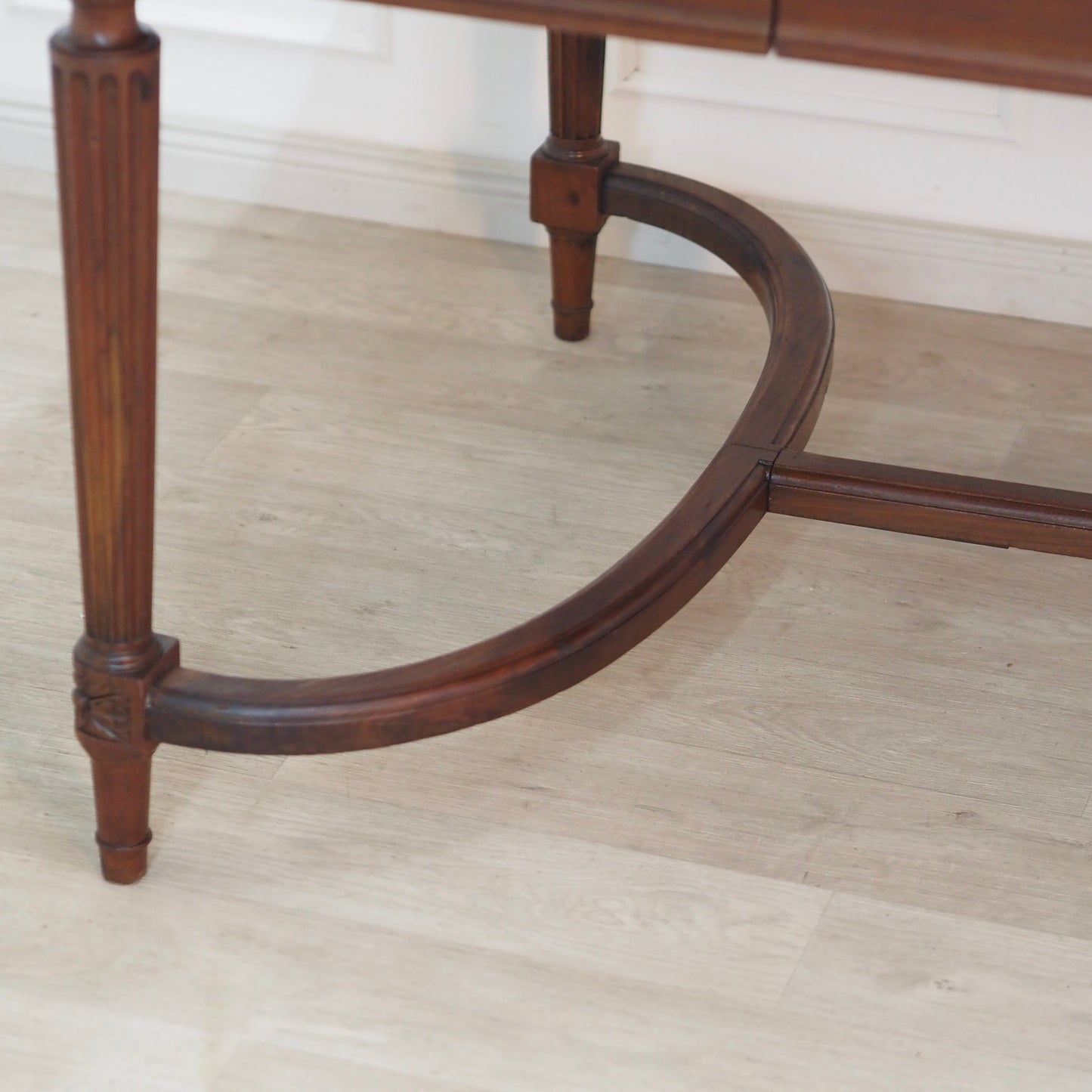 EPOCHE 1890 - Imposanter Mahagoni Schreibtisch mit grünem Leder - Louis Seize Stil