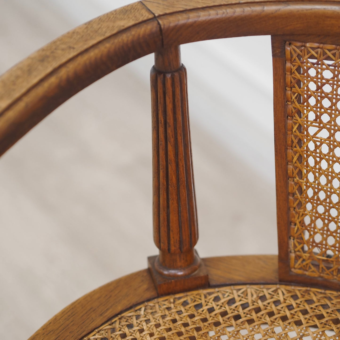 EPOCHE 1890 - Armlehnstuhl mit Wiener Geflecht, Gründerzeit Korbstuhl Herrenzimmer