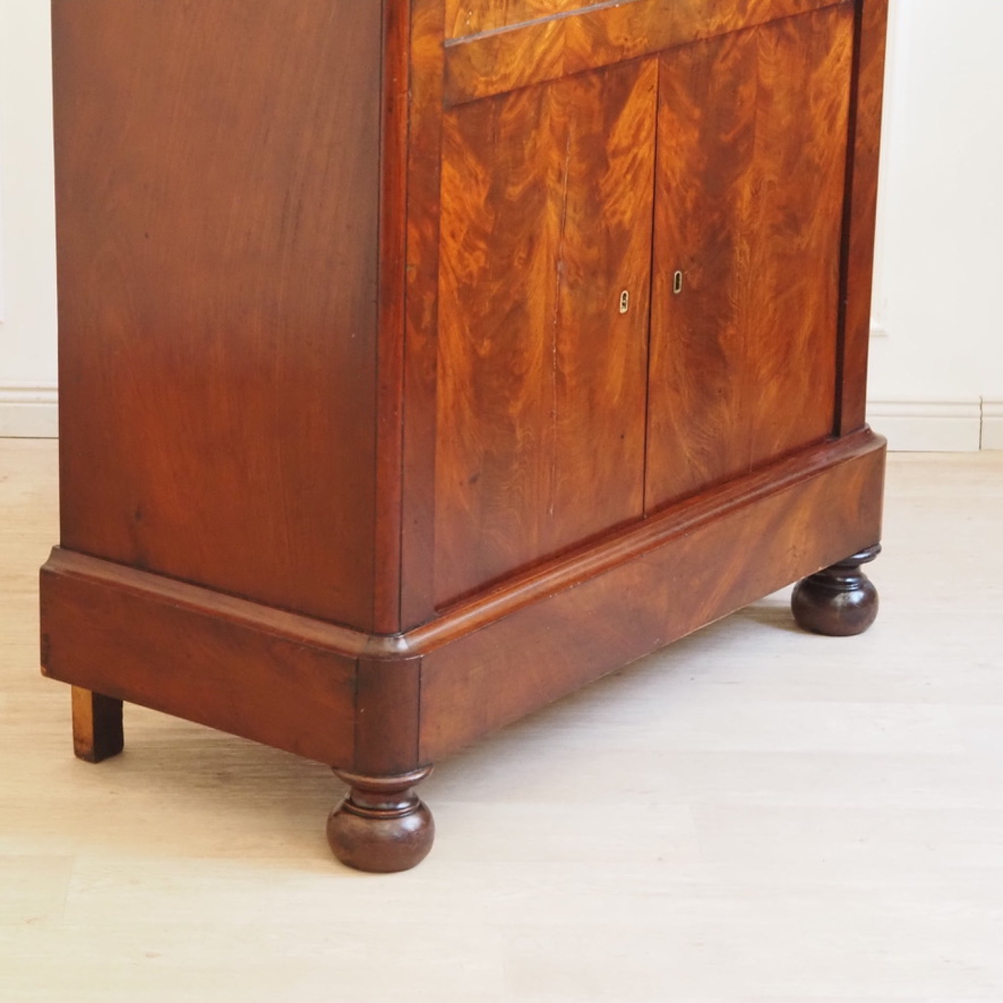 Antiker Sekretär aus Mahagoni mit Marmor - Schreibschrank um 1830