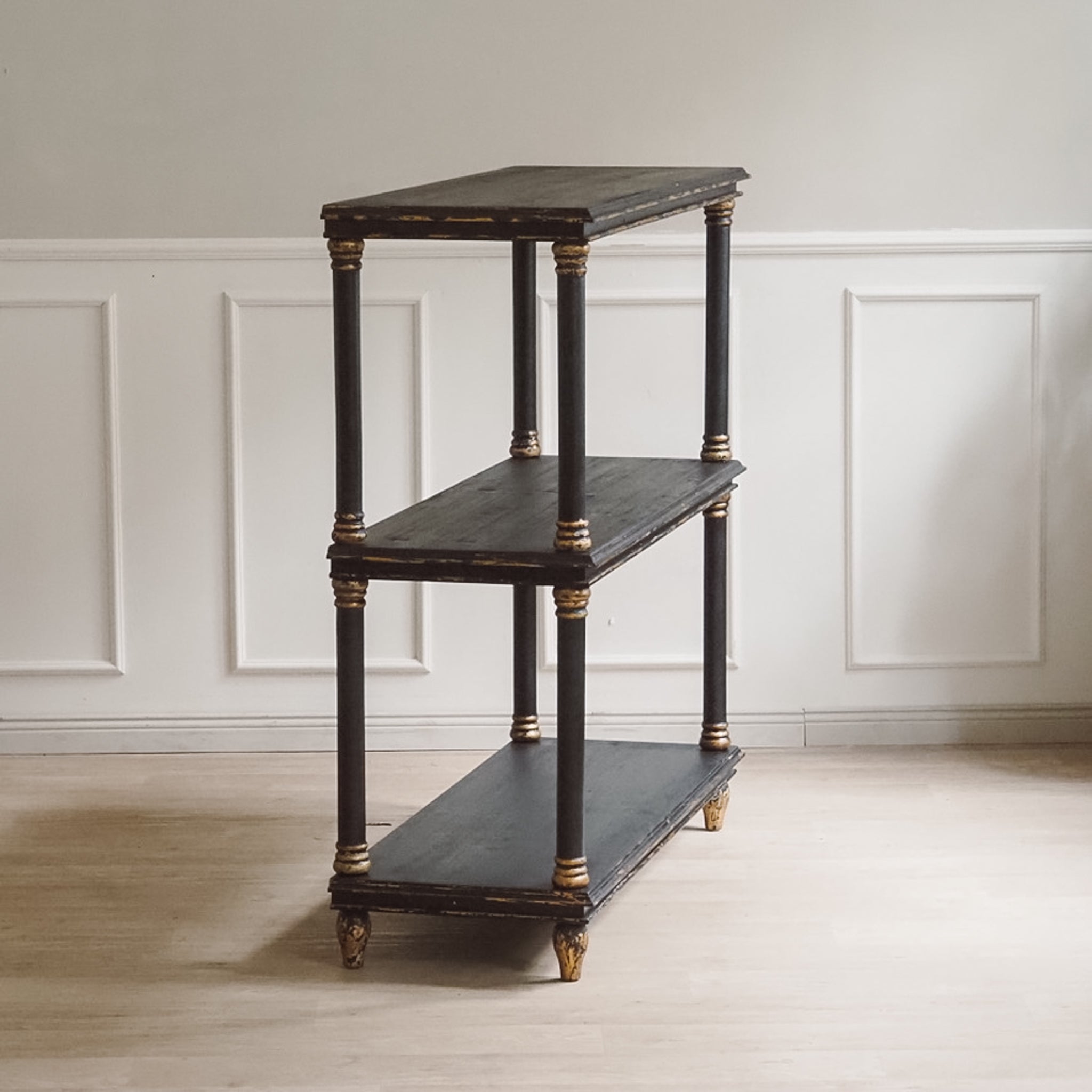 Stilvolles Etagerenregal in schwarz gold - NEU - reproduziert im antiken Stil, Holz