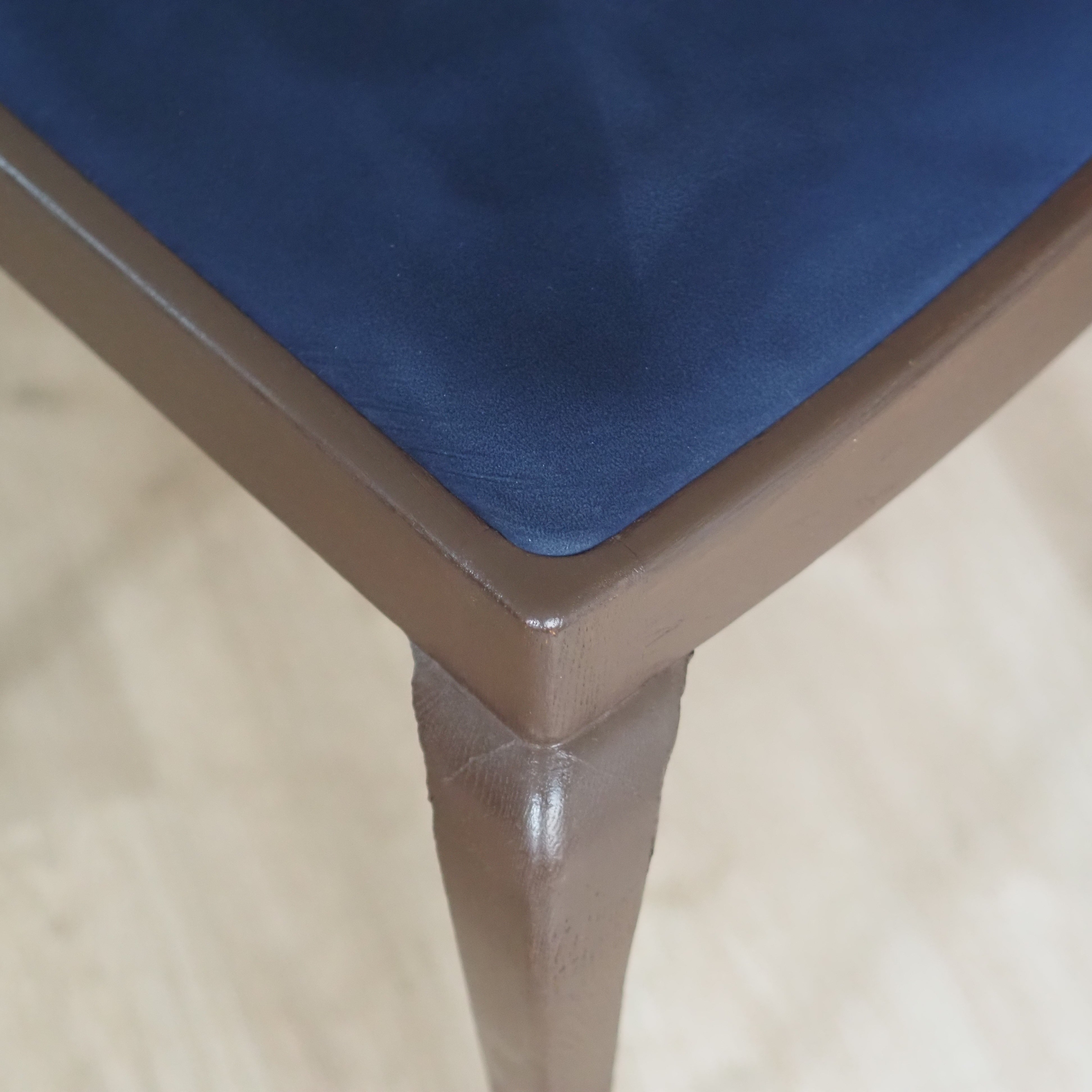 EPOCHE 1920 - 6er Stuhlset mit Schnitzdekor und Samtsitz