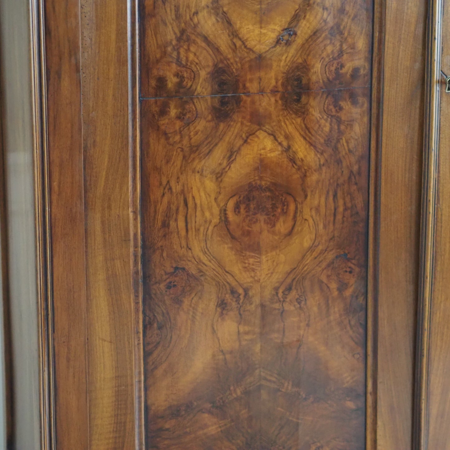 EPOCHE 1890 - Gründerzeit-Schrank mit Wurzelholzfurnier