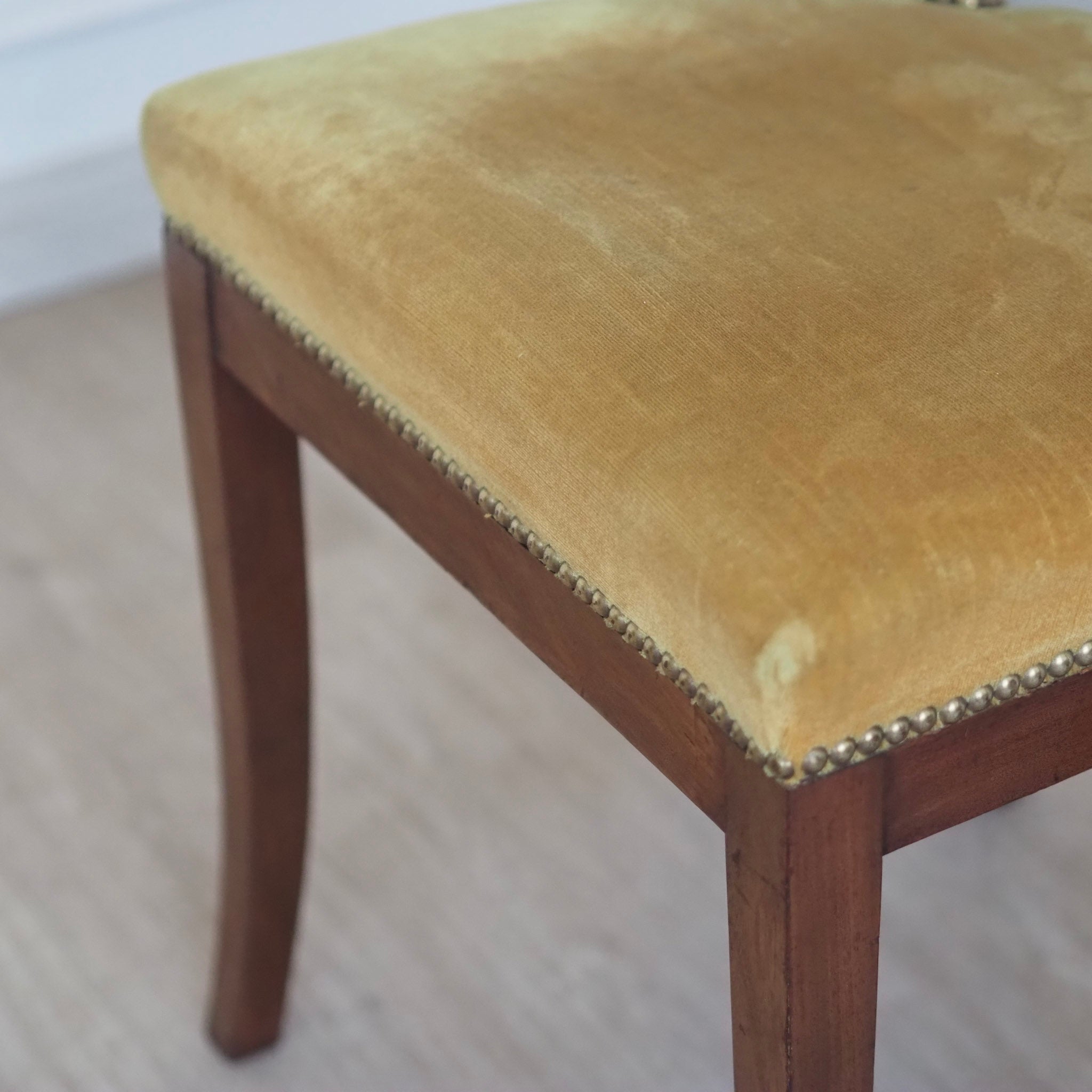 Biedermeier Stuhlpaar um 1840 Kirschholz mit Samtbezug