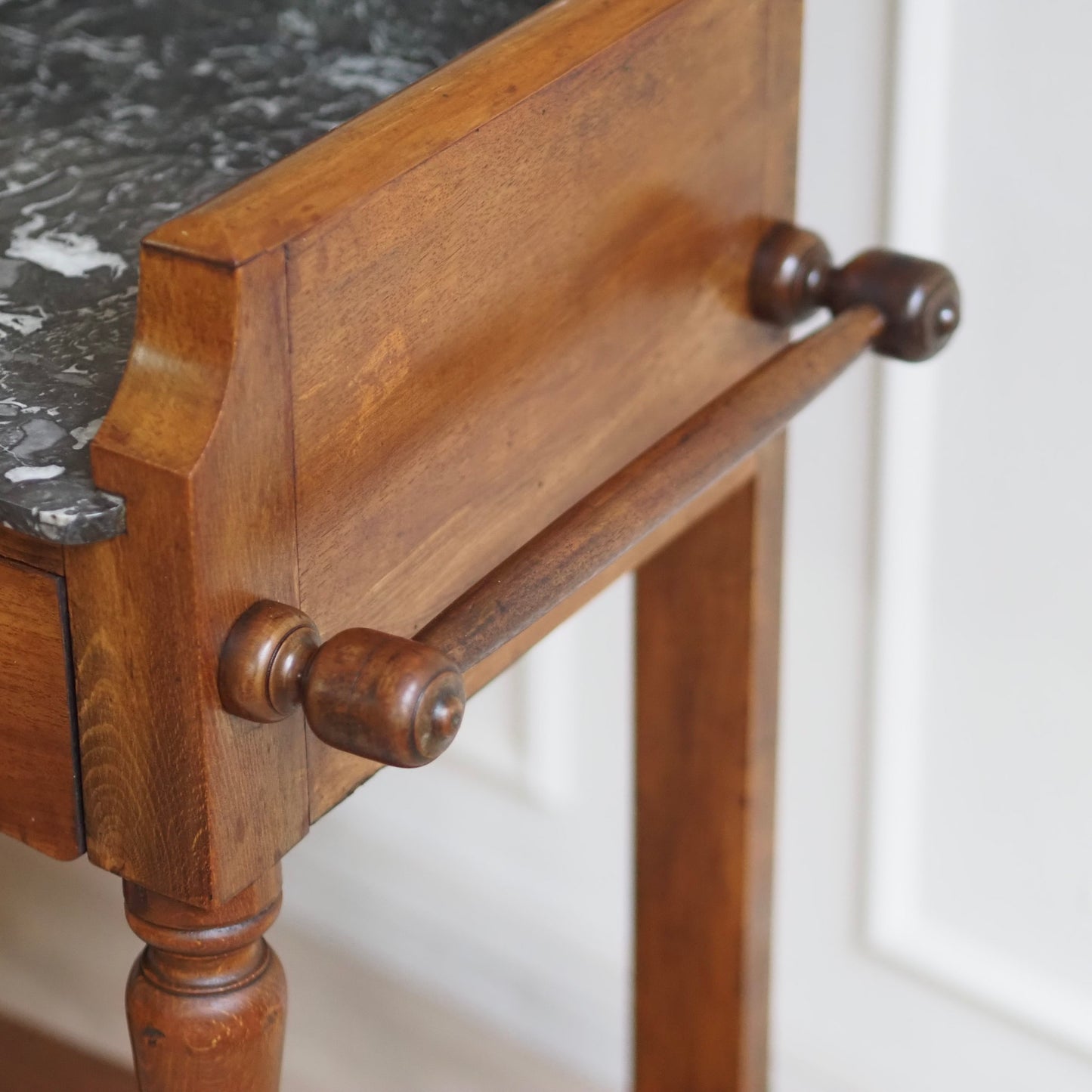 EPOCHE 1890 - Französischer Marmor-Waschtisch, Konsolentisch Louis Philippe Stil