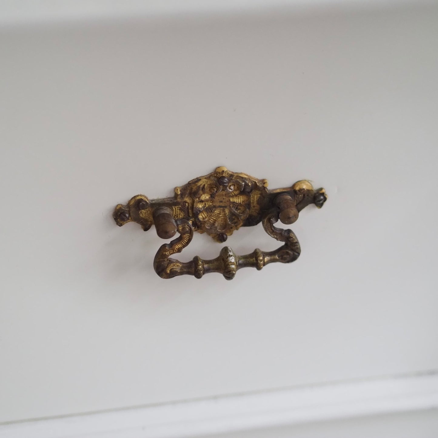 EPOCHE 1890 - Gründerzeit Kommode in Altweiß gefasst mit Schubladen und raffiniertem Schloss