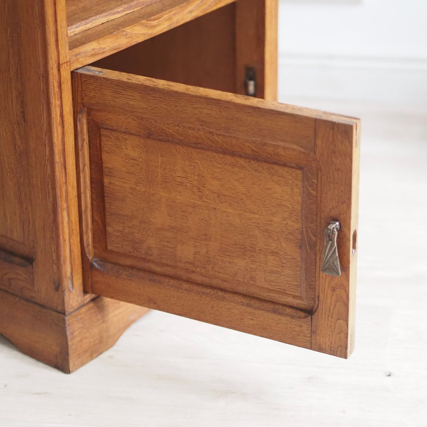 EPOCHE 1910 - Nachttisch mit rot-weißer Marmorplatte und Innenfach, Frankreich