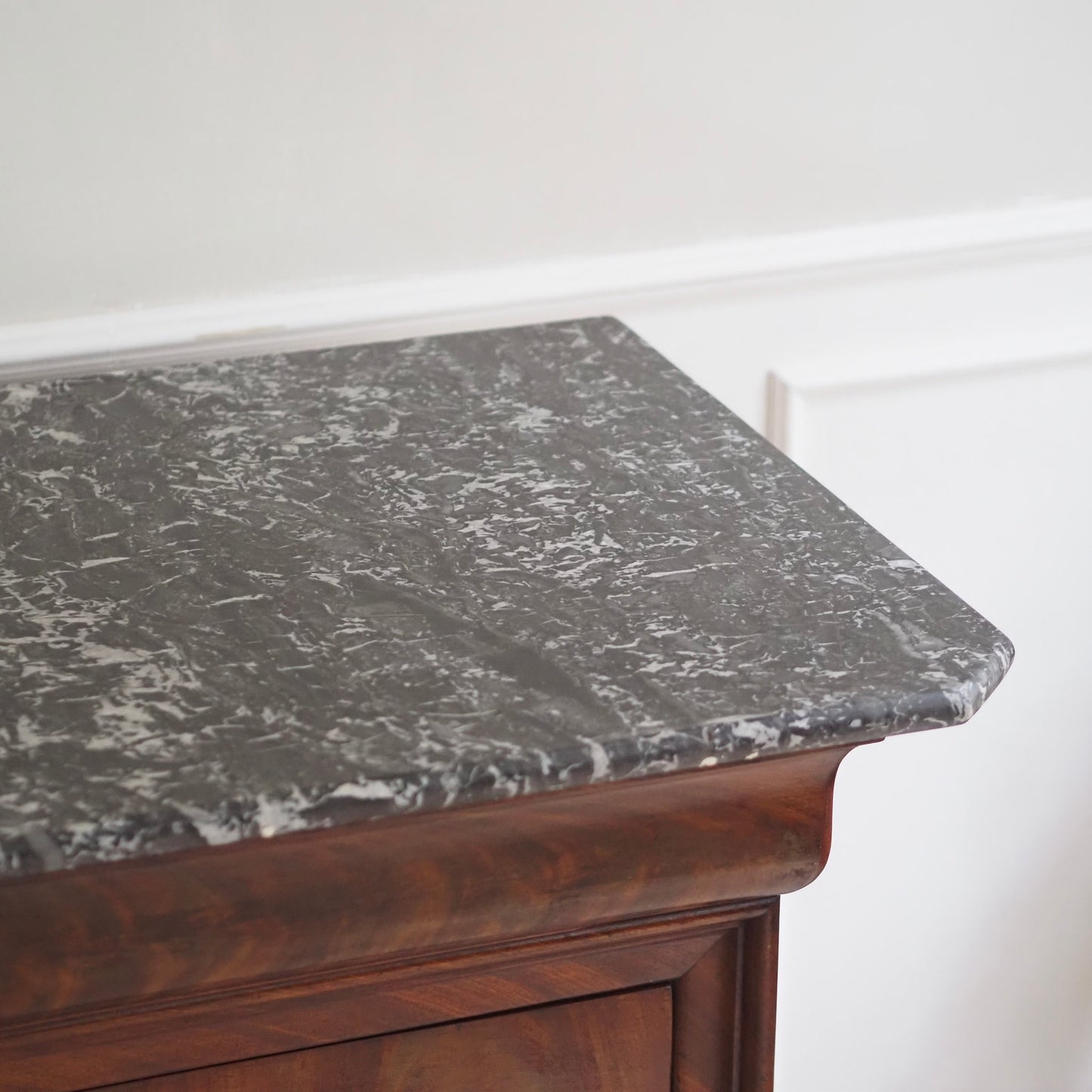 EPOCHE 1850 - Französische Kommode mit schwarzem Marmor - Louis-Philippe, Mahagoni