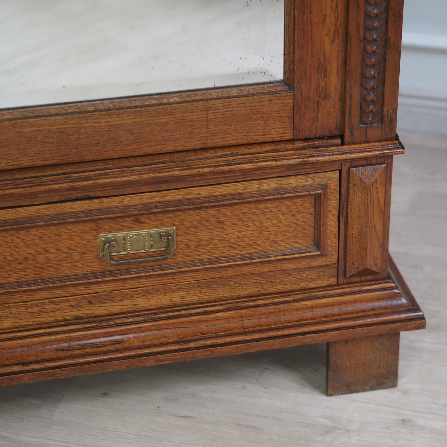 EPOCHE 1890 - Antiker Spiegelkleiderschrank aus der Gründerzeit mit filigranem Schnitzdekor