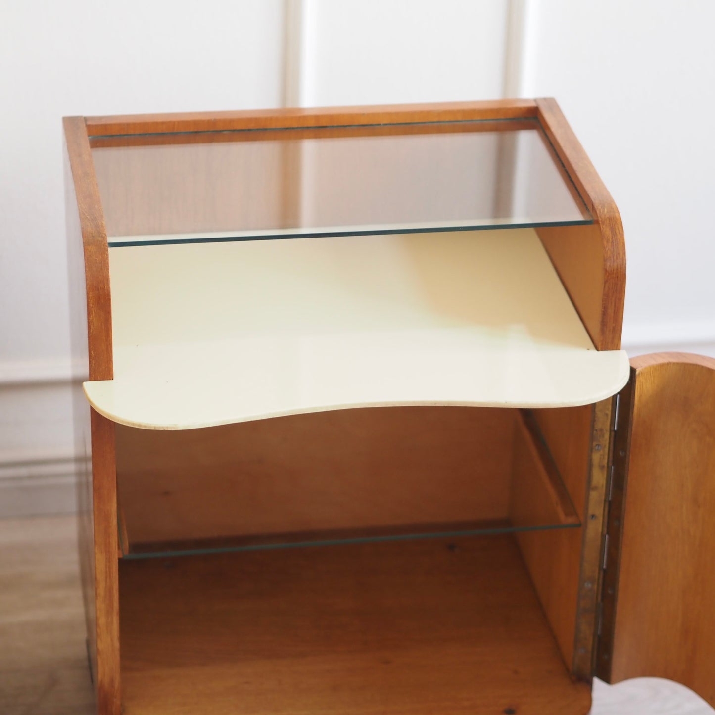 EPOCHE 1930 - Grifflose Art-Déco Nachttische mit Glasablage – Set