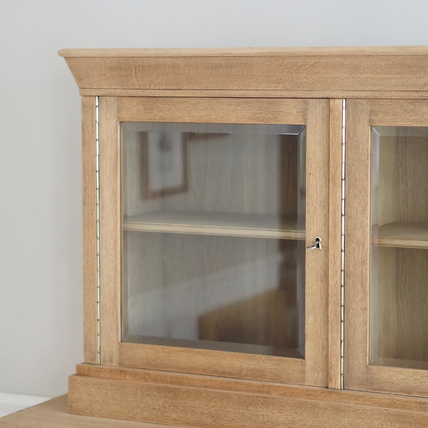 EPOCHE 1930 - Große Landhaus Anrichte / Buffet / Vitrinenschrank aus heller Eiche