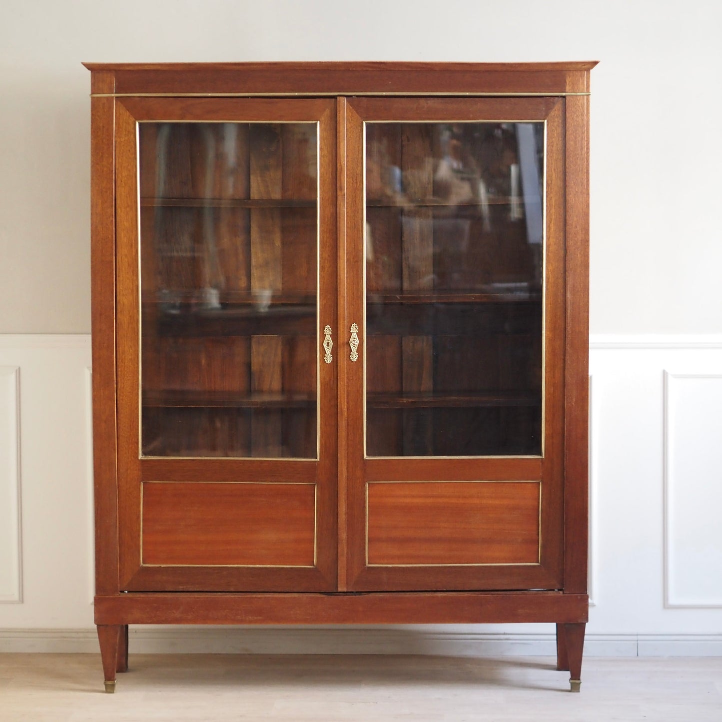EPOCHE 1850 - Französische Vitrine mit Messing, Empire