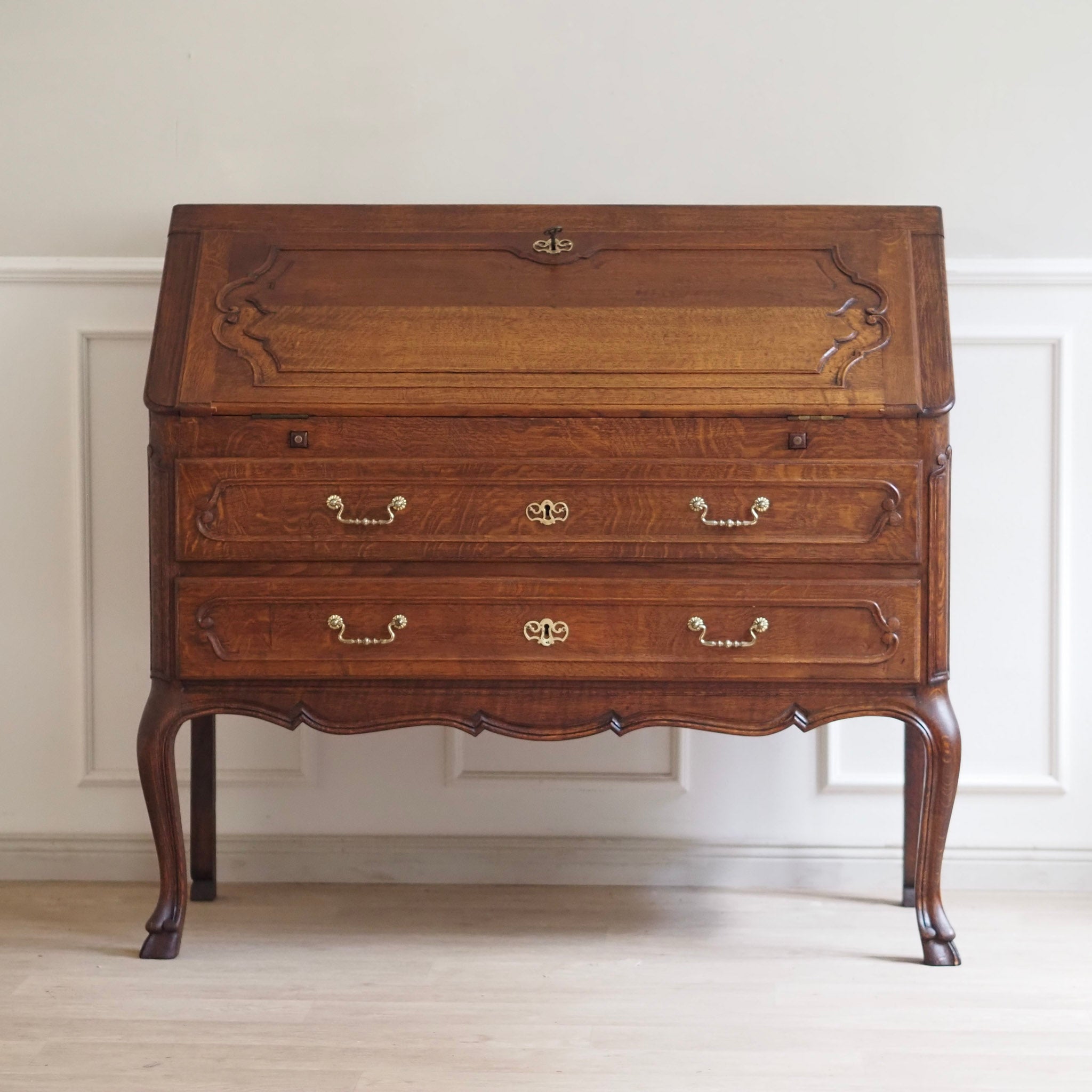 EPOCHE 1920 - Großer Sekretär im Barock-Stil aus Frankreich