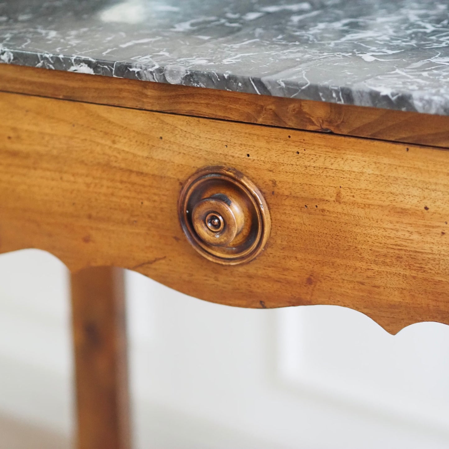 EPOCHE 1890 - Französischer Marmor-Waschtisch, Konsolentisch Louis Philippe Stil