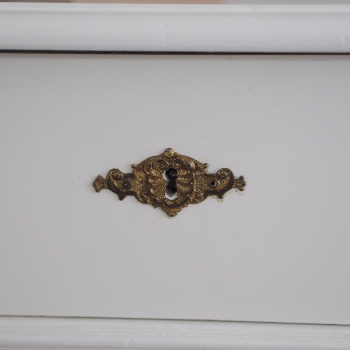 EPOCHE 1890 - Gründerzeit Kommode in Altweiß gefasst mit Schubladen und raffiniertem Schloss