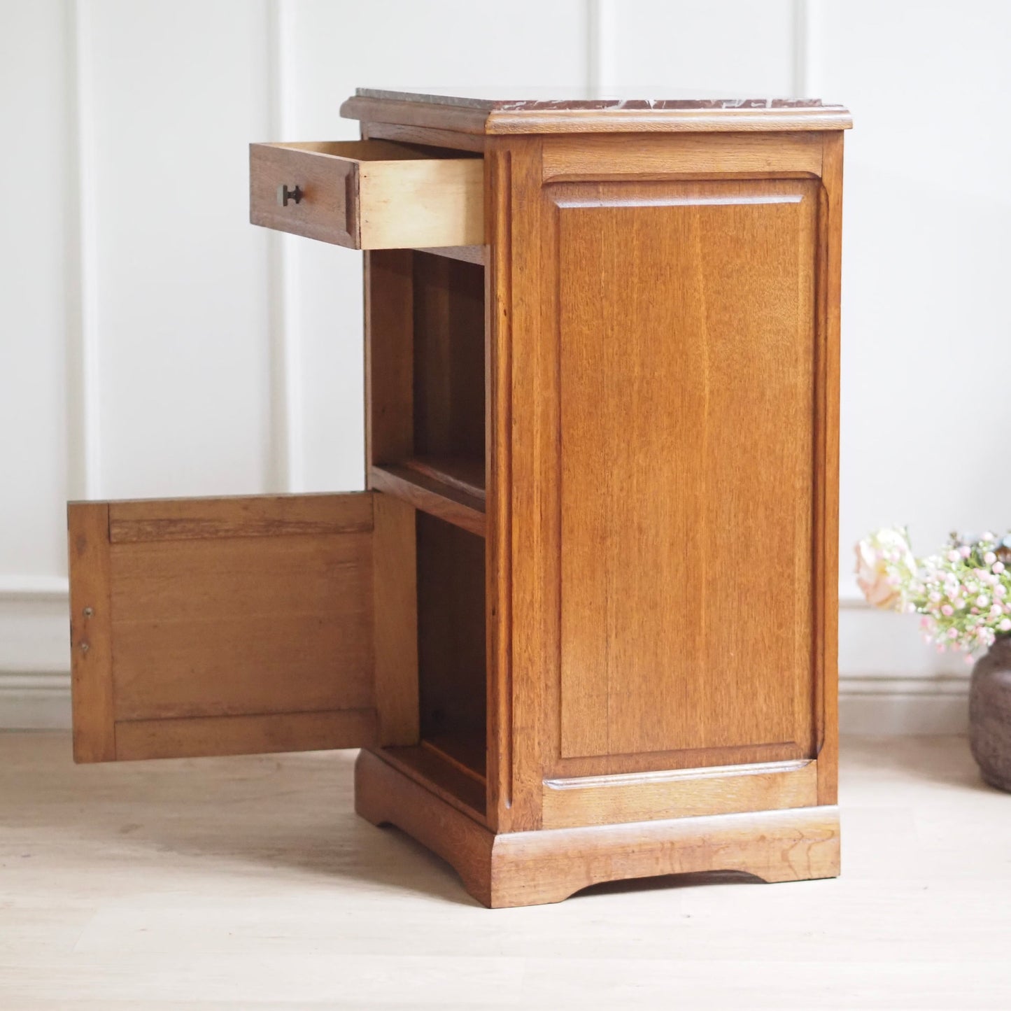 EPOCHE 1910 - Nachttisch mit rot-weißer Marmorplatte und Innenfach, Frankreich