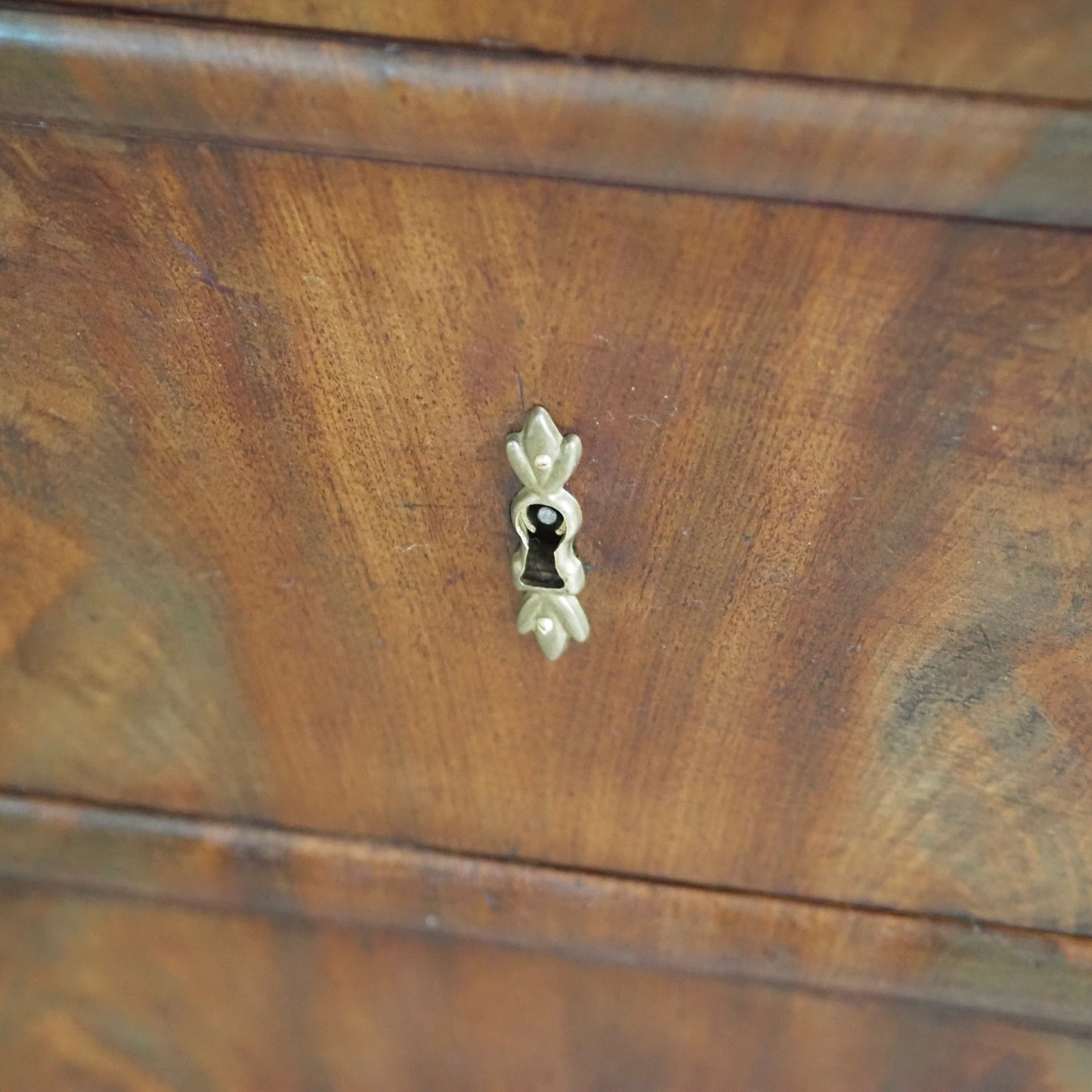 EPOCHE 1850 - Französische Kommode mit schwarzem Marmor - Louis-Philippe, Mahagoni