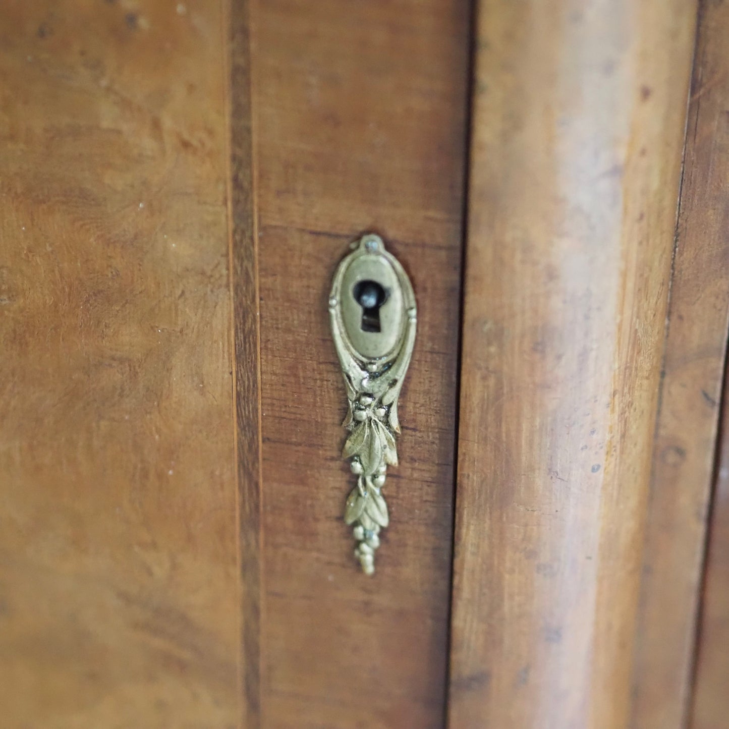 EPOCHE 1890 - Antikes Buffet mit Marmor und Spiegel, Kommode Louis Seize Stil