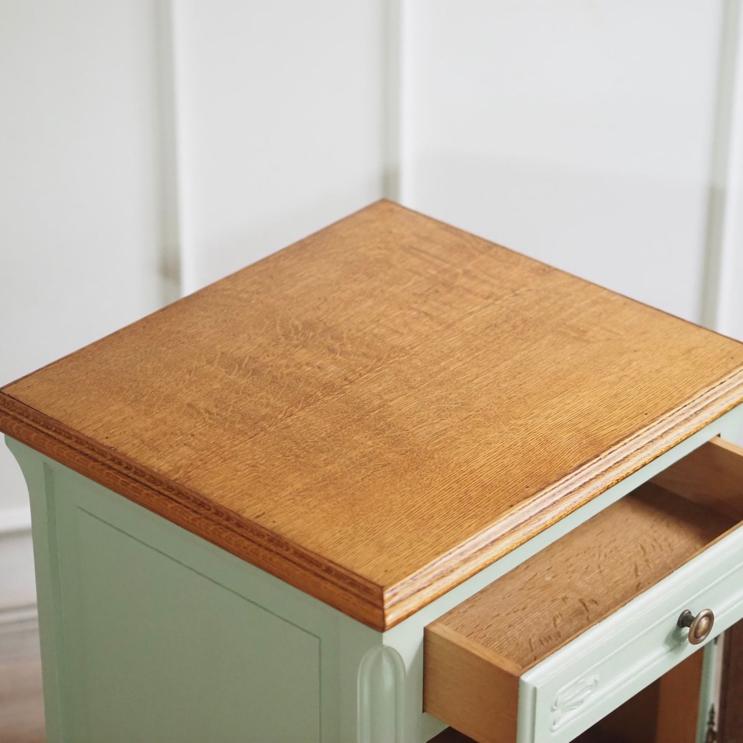 EPOCHE 1920 - Französischer Nachttisch im Landhaus Stil, Nachtschrank in mintgrün