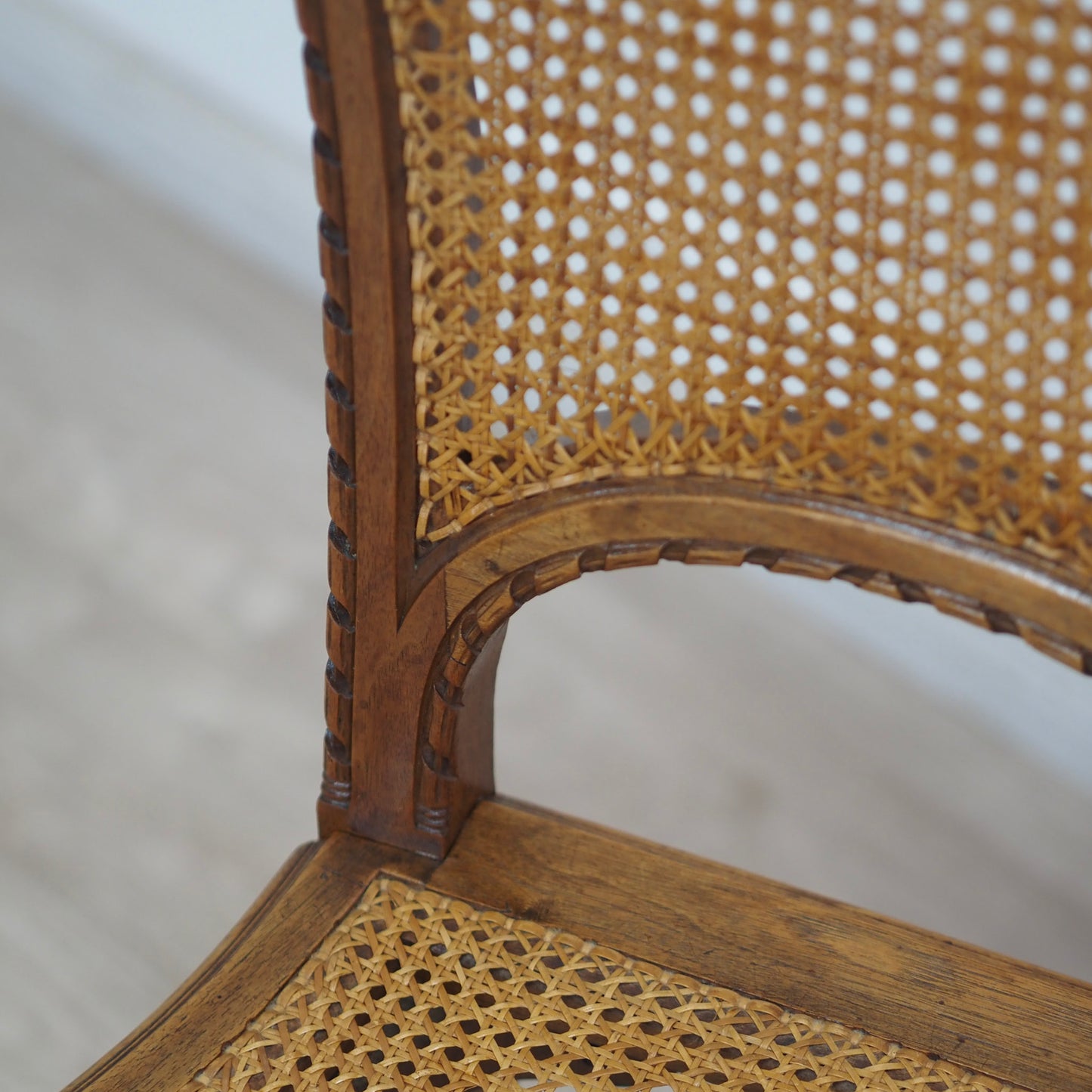 EPOCHE 1910 - Französisches Stuhl-Paar mit feinem Wiener Geflecht, Louis-Seize-Stil