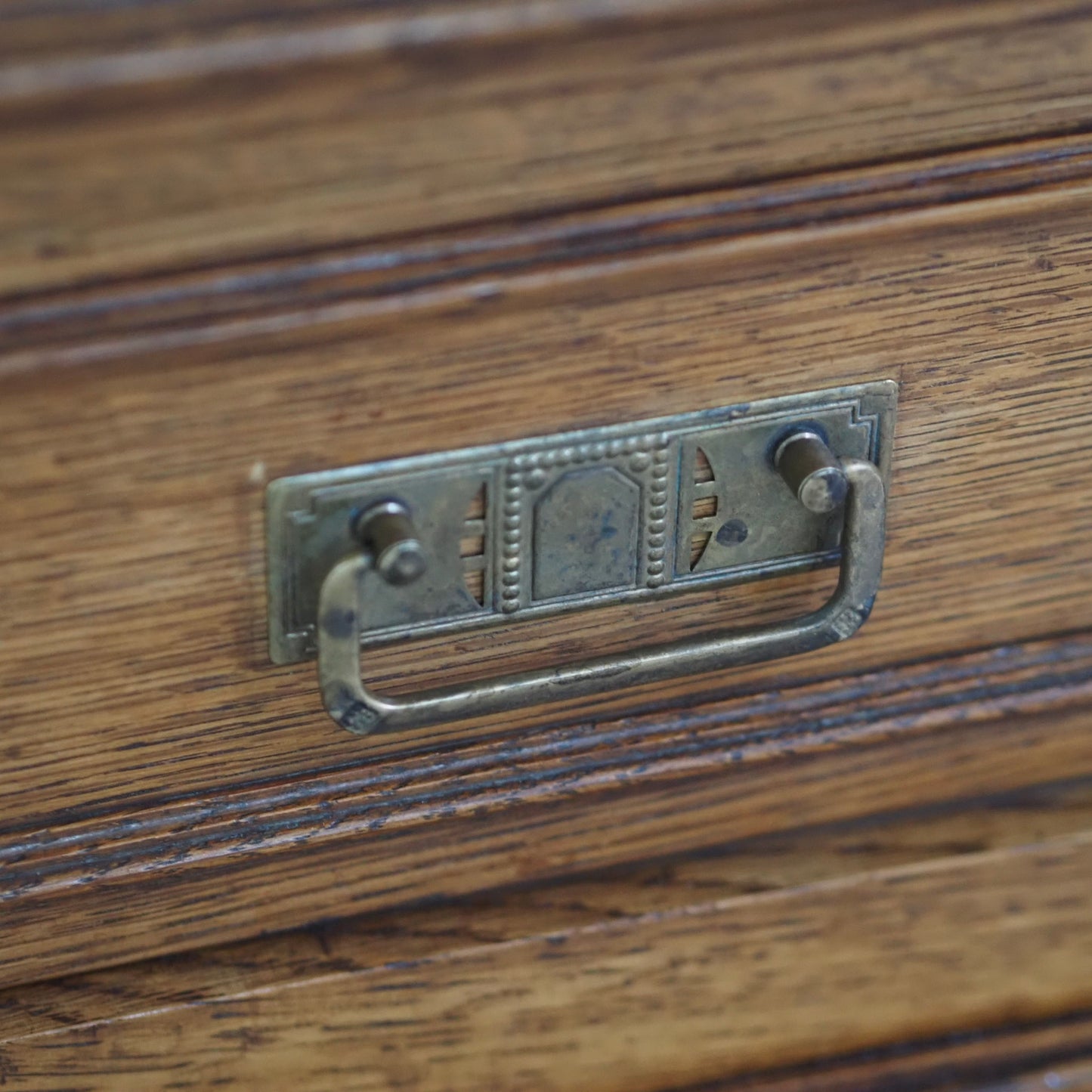 EPOCHE 1890 - Antiker Spiegelkleiderschrank aus der Gründerzeit mit filigranem Schnitzdekor