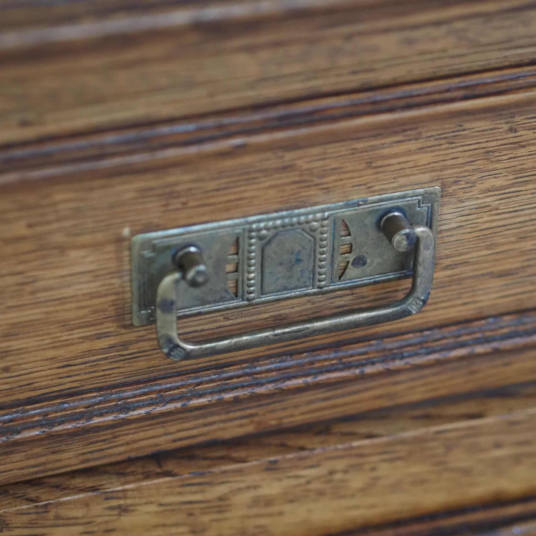 EPOCHE 1890 - Antiker Spiegelkleiderschrank aus der Gründerzeit mit filigranem Schnitzdekor