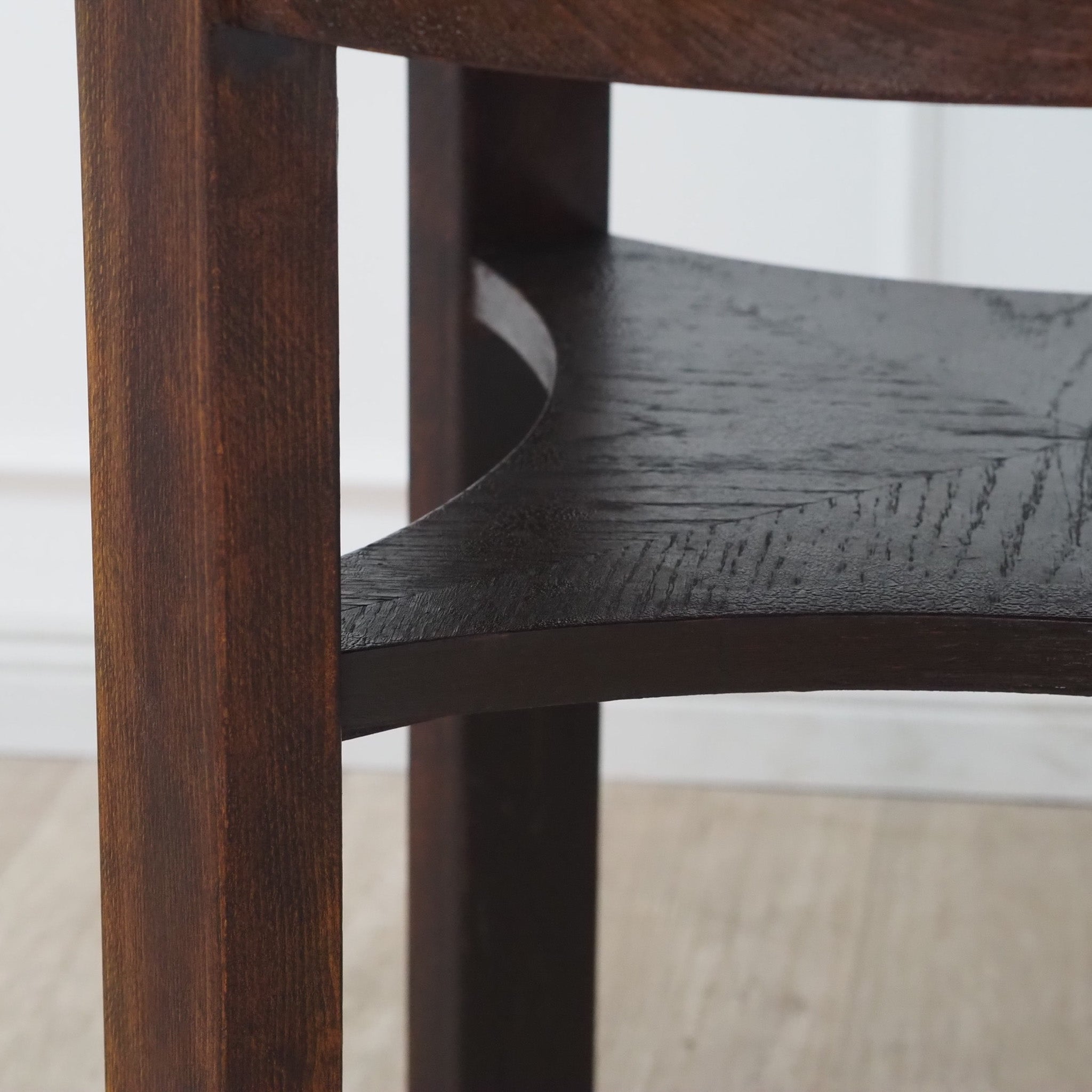Runder Vintage Salontisch mit schwarzer Tischplatte - 30er Jahre Beistelltisch Couchtisch