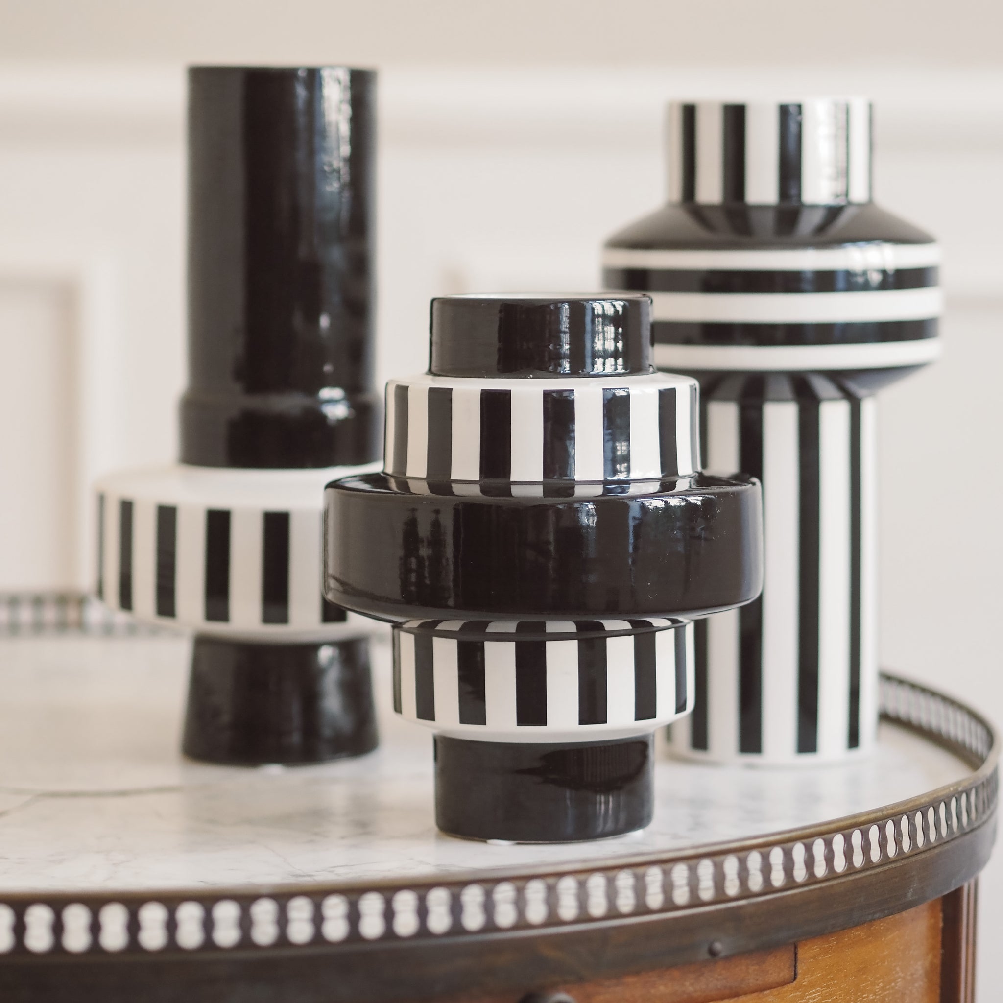 Vase schwarz weiß gestreift modern