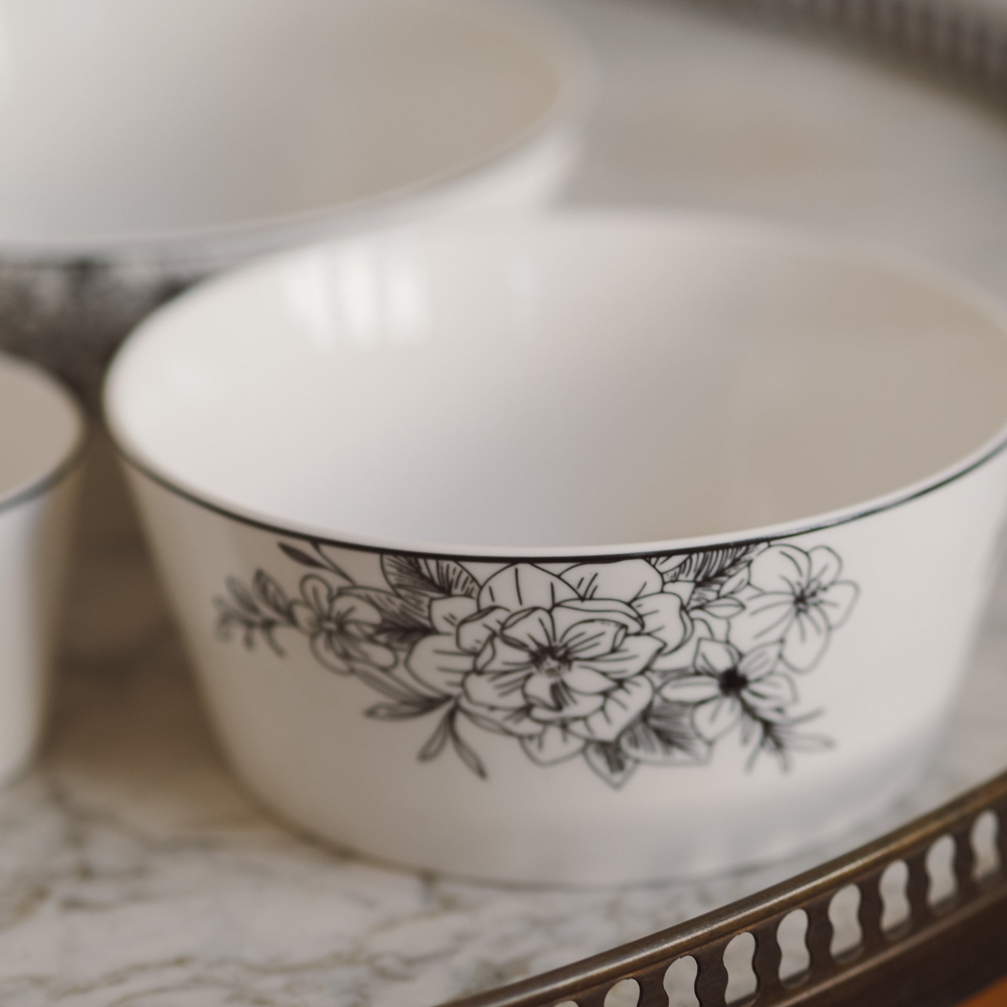 DECOR - NEW - Porzellan Geschirr mit schwarzem Blumenmuster