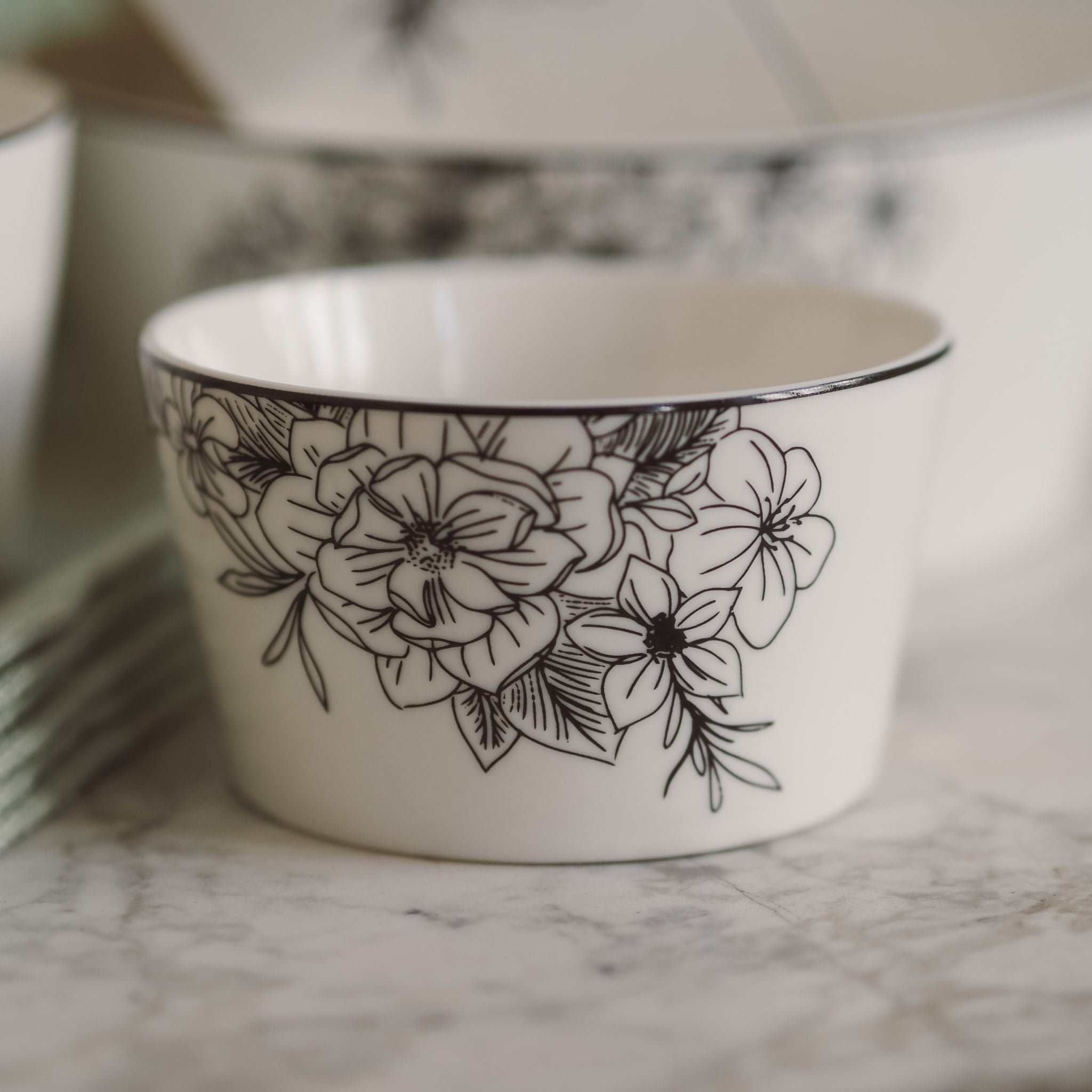 DECOR - NEW - Porzellan Geschirr mit schwarzem Blumenmuster