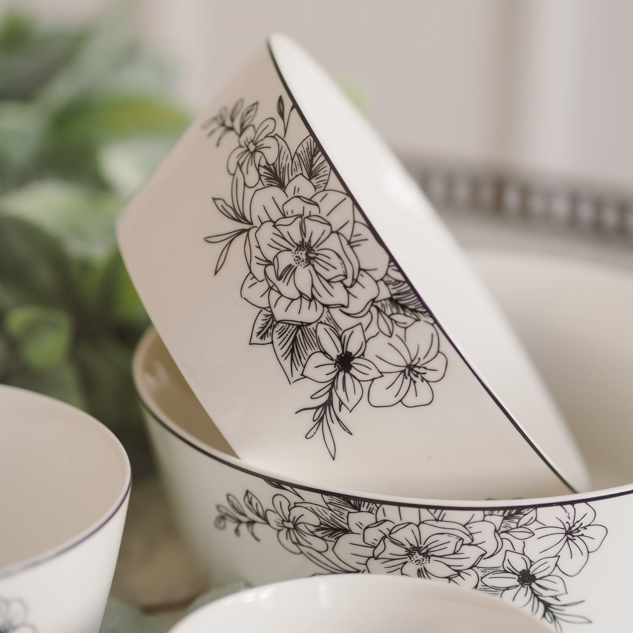 DECOR - NEW - Porzellan Geschirr mit schwarzem Blumenmuster