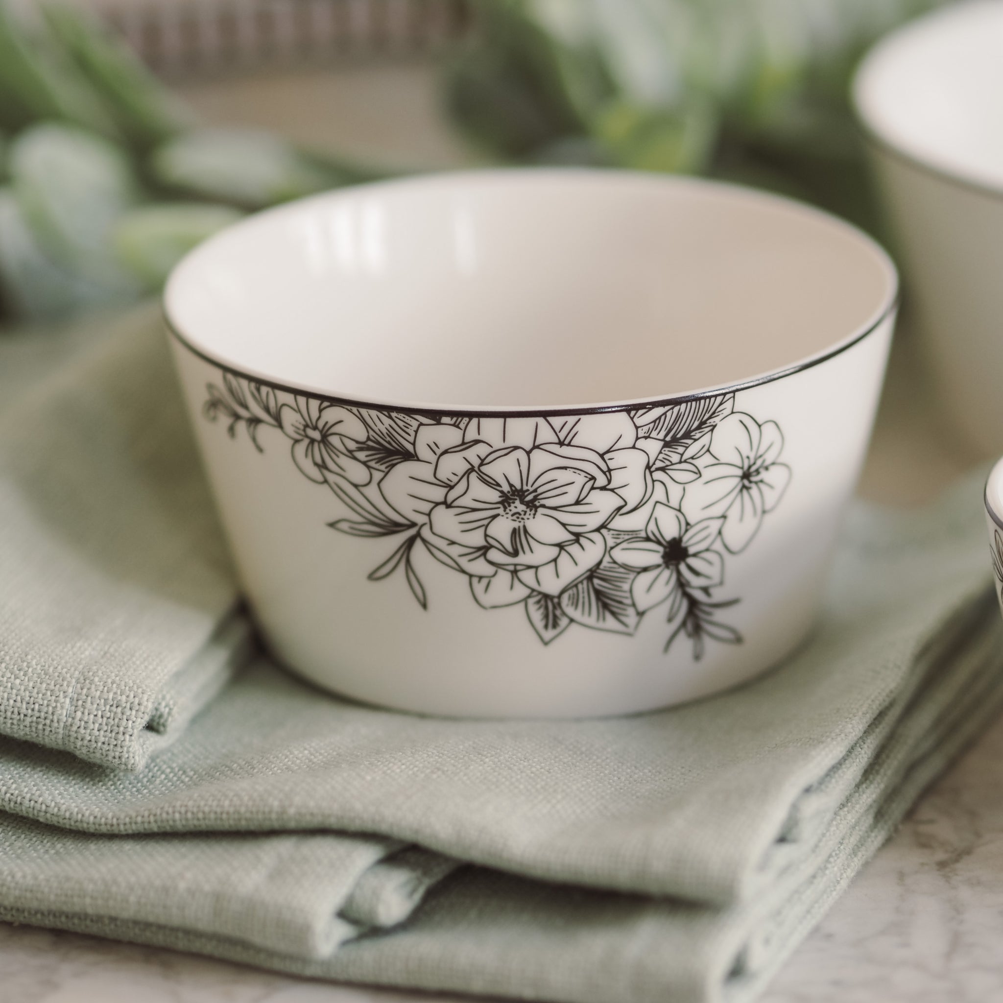 DECOR - NEW - Porzellan Geschirr mit schwarzem Blumenmuster