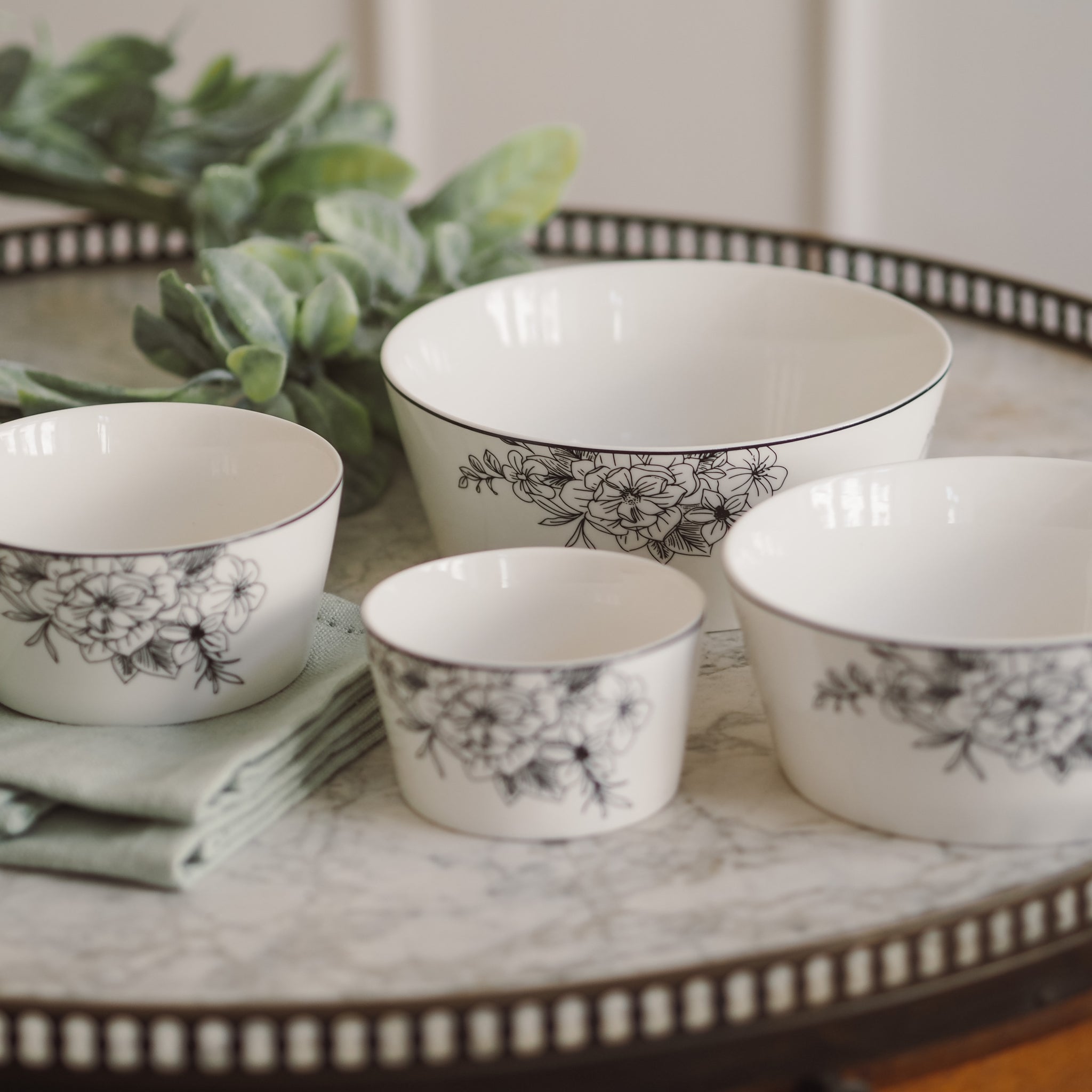 DECOR - NEW - Porzellan Geschirr mit schwarzem Blumenmuster