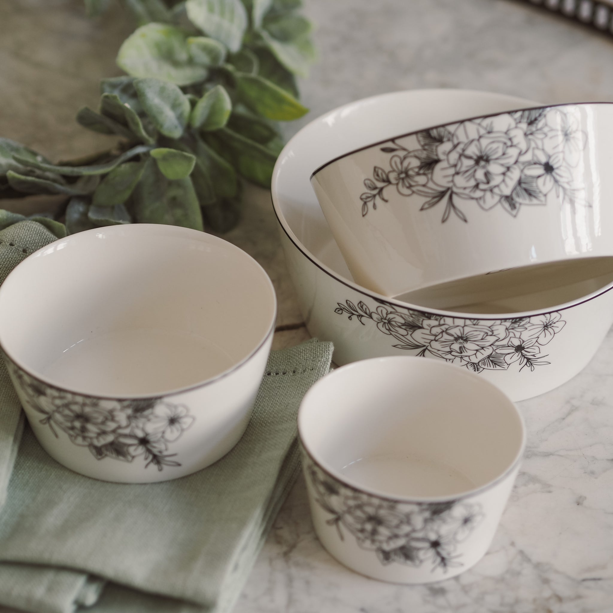 DECOR - NEW - Porzellan Geschirr mit schwarzem Blumenmuster