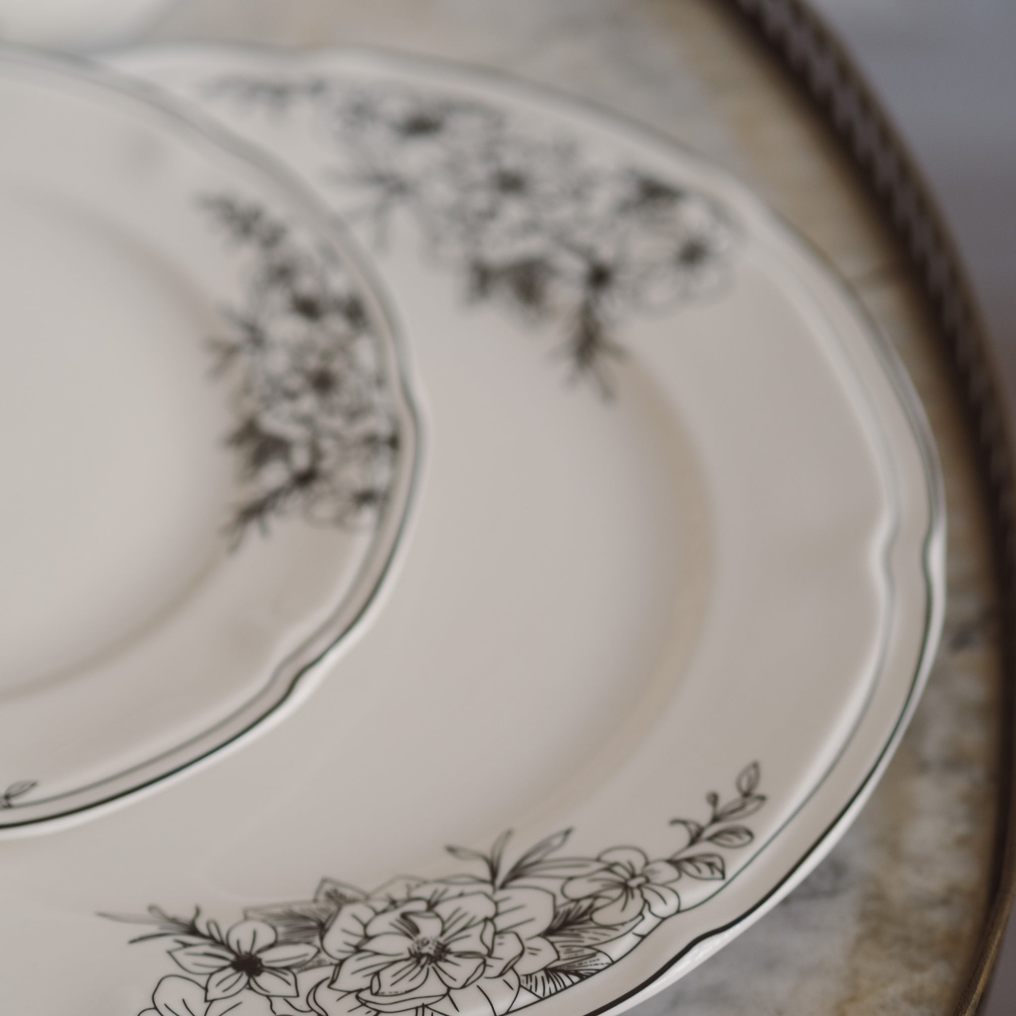 DECOR - NEW - Porzellan Geschirr mit schwarzem Blumenmuster