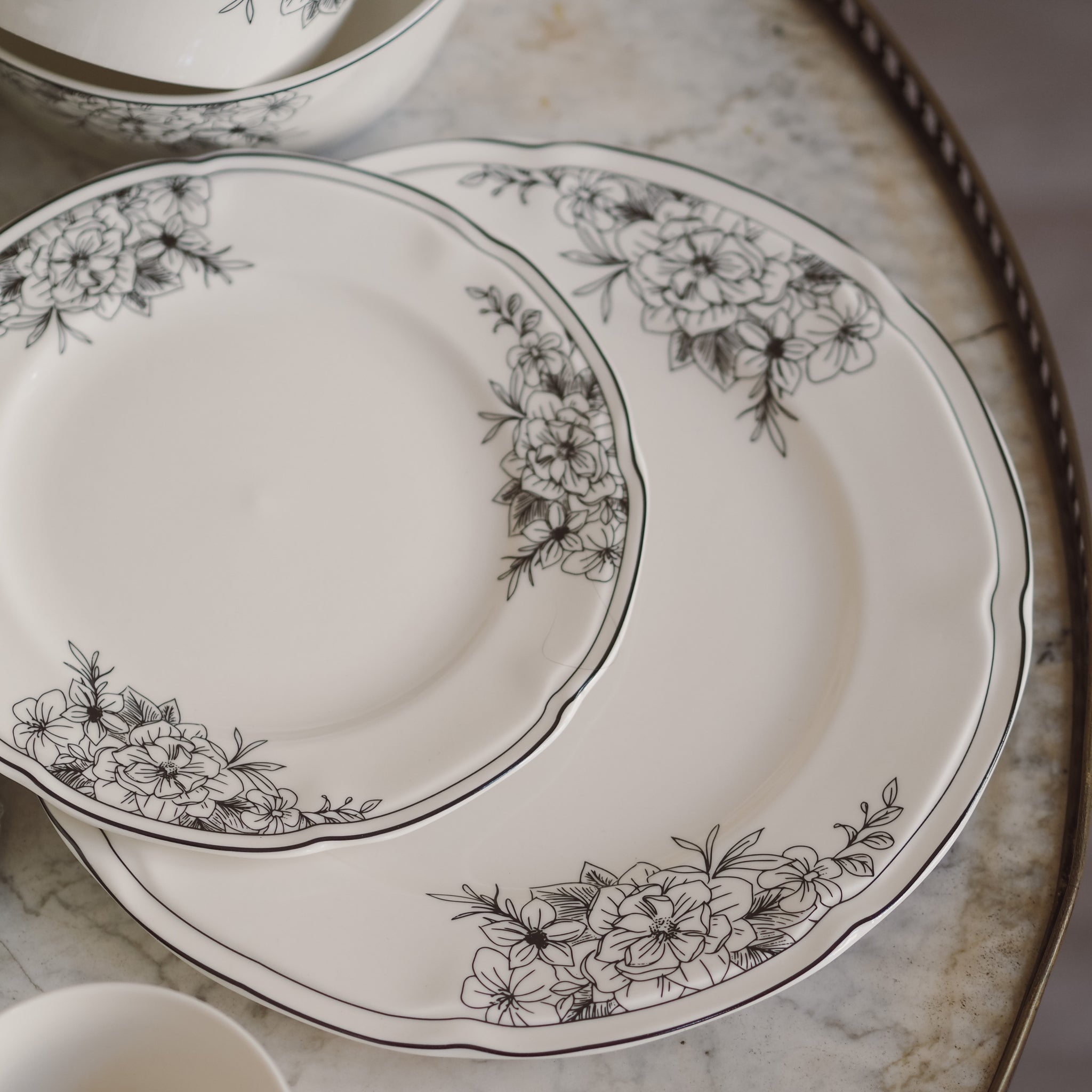 DECOR - NEW - Porzellan Geschirr mit schwarzem Blumenmuster